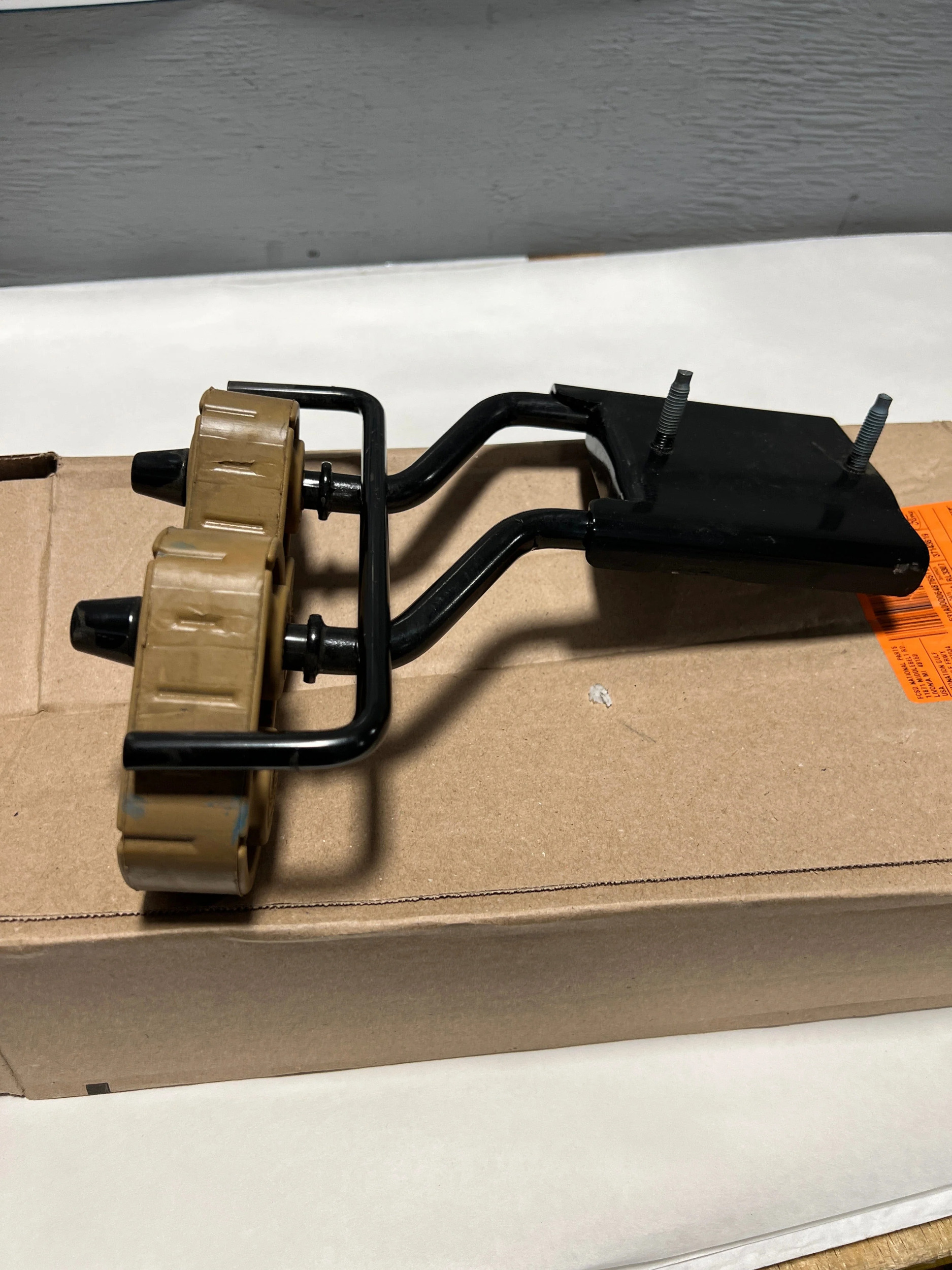 For 2011-2016 Ford Super Duty F-250 F-350 6.7 Diesel Tailpipe Hanger Front Bracket