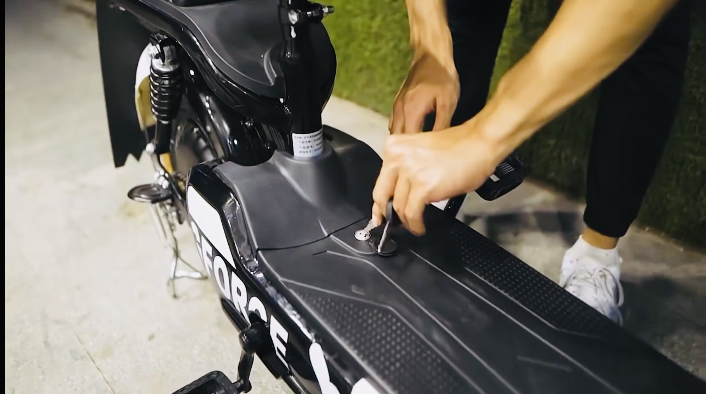 Tiger Jet 500W 48V Electric Scooter With Remote Start, 2 Seats And Detachable Battery Compartment (Updated Version)