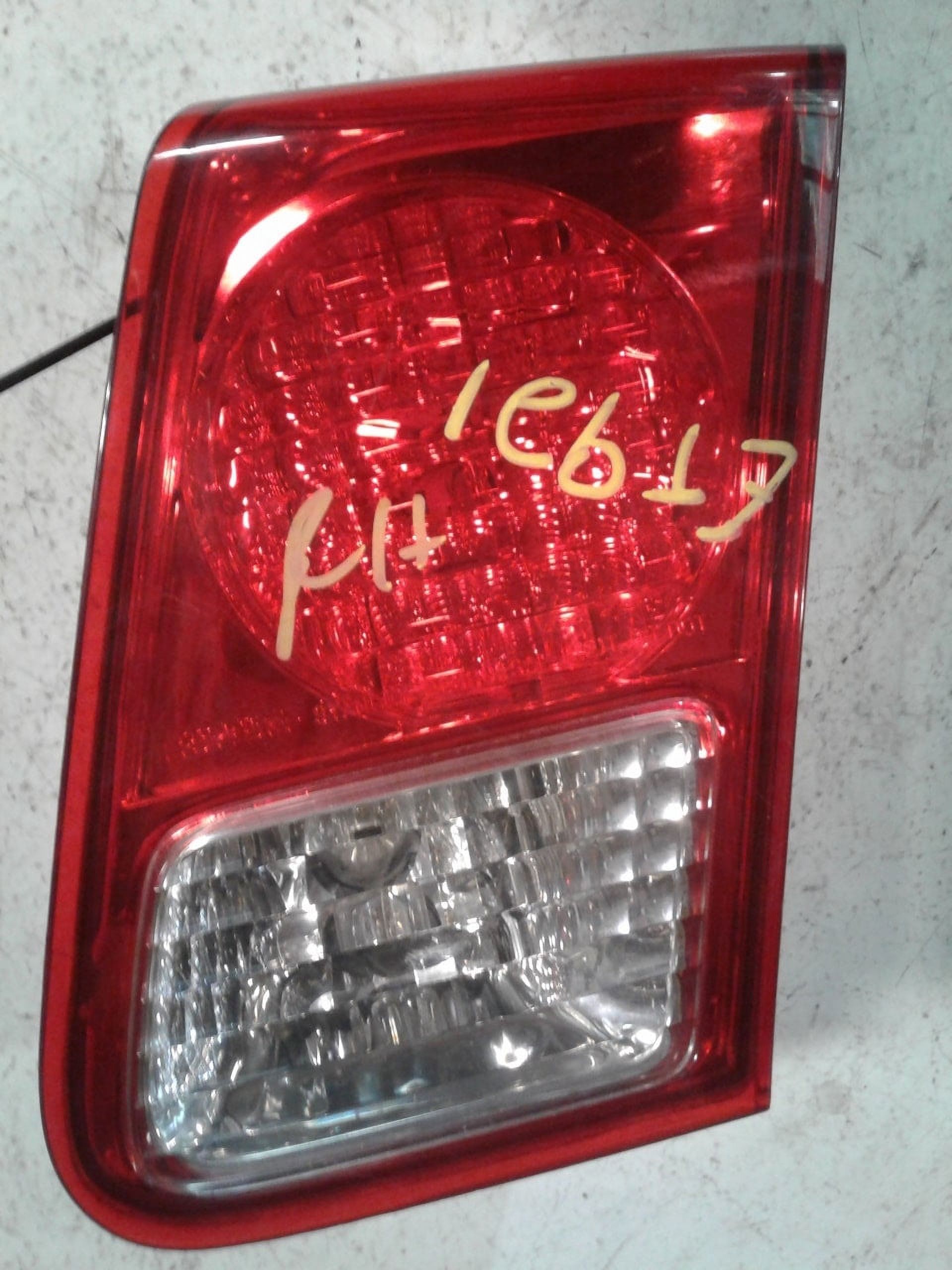 Pre-Owned 2004 Honda Civic Tail Light Assembly Lid Mounted Passenger Side RH OEM (Good)