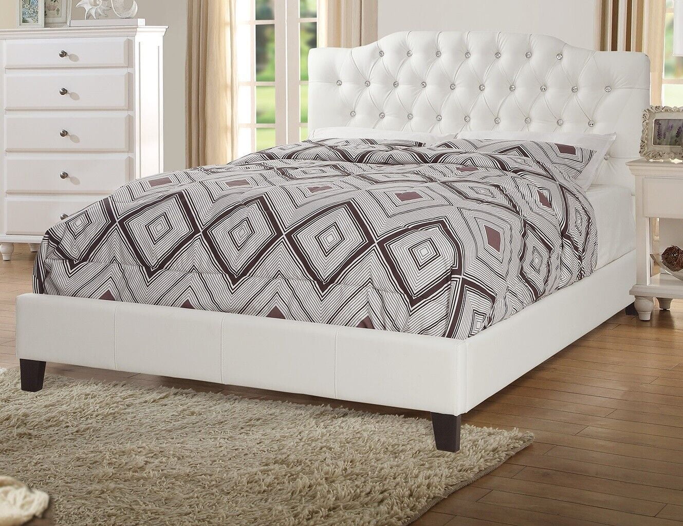 3pc Bedroom Set Elegant Classic Cal King Size Bed 2x Nighstands One Shelf and drawer Bedside Table White Tufted Faux Leather