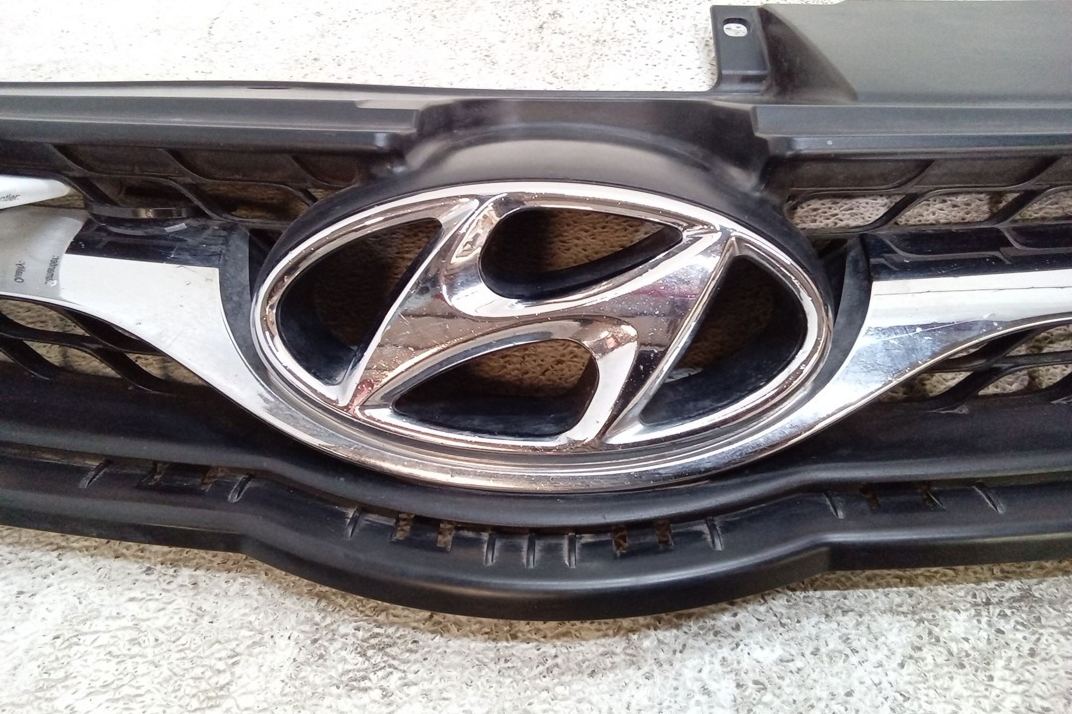 Pre-Owned 2013 Hyundai Elantra Upper Grille OEM (Good)