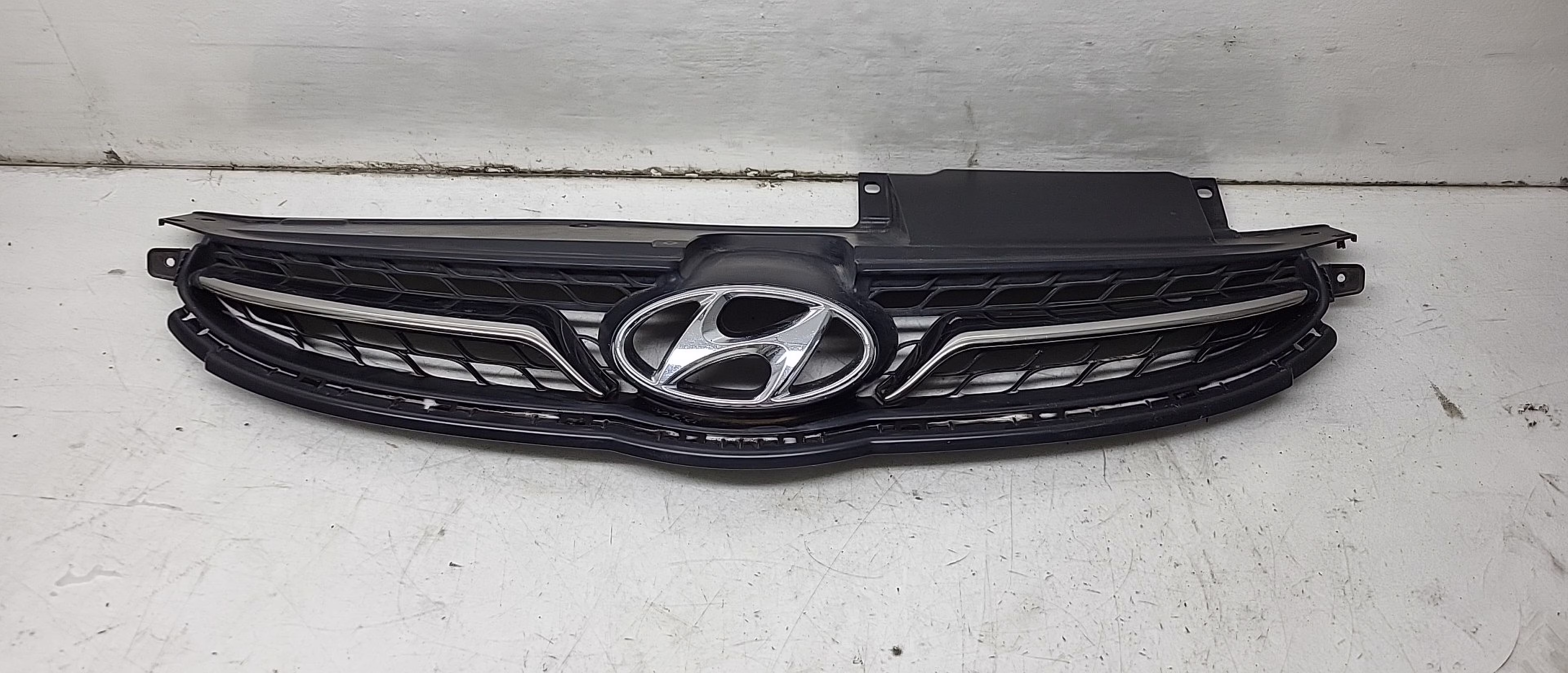 Pre-Owned 12 2012 Hyundai Elantra Upper Grille OEM (Good)
