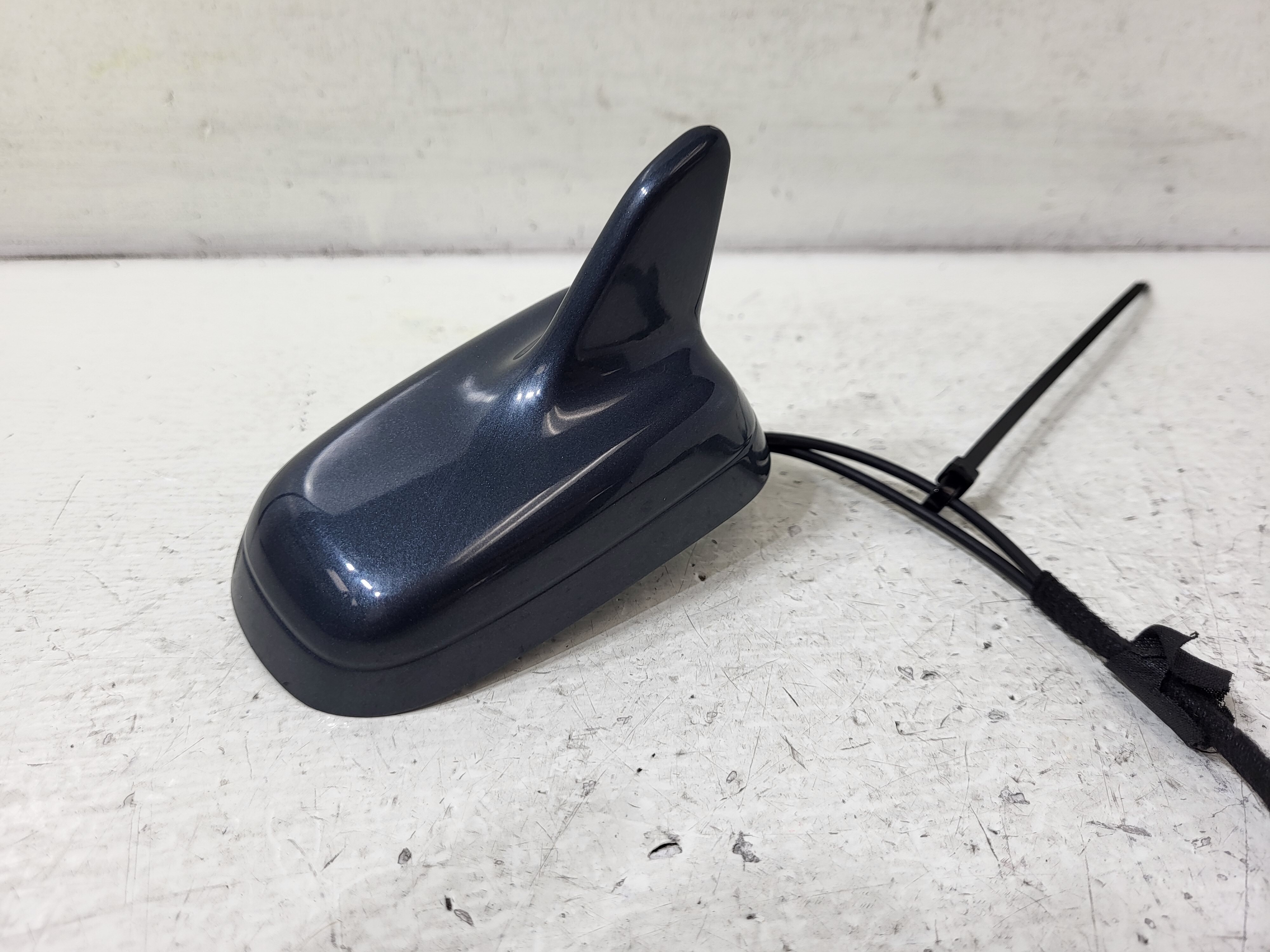 Pre-Owned 2009 Audi A4 Roof Mount Radio Antenna OEM LKQ - Verify Specific Vehicle Fitment In Description - (Good)