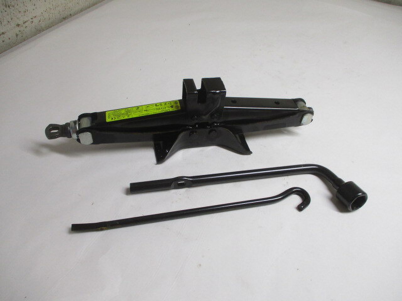 Pre-Owned 2015 Hyundai Genesis Wheel Tire Jack Assembly w/Tools OEM LKQ (Good)