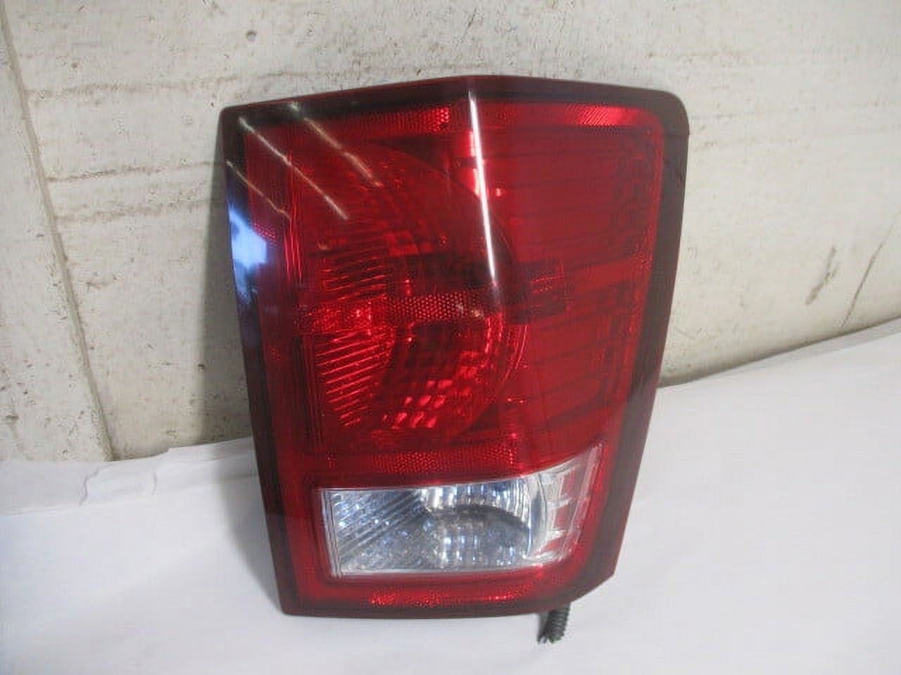Pre-Owned 2007-2010 Jeep Grand Cherokee RH Passenger Tail Brake Light Lamp OEM LKQ (Good)