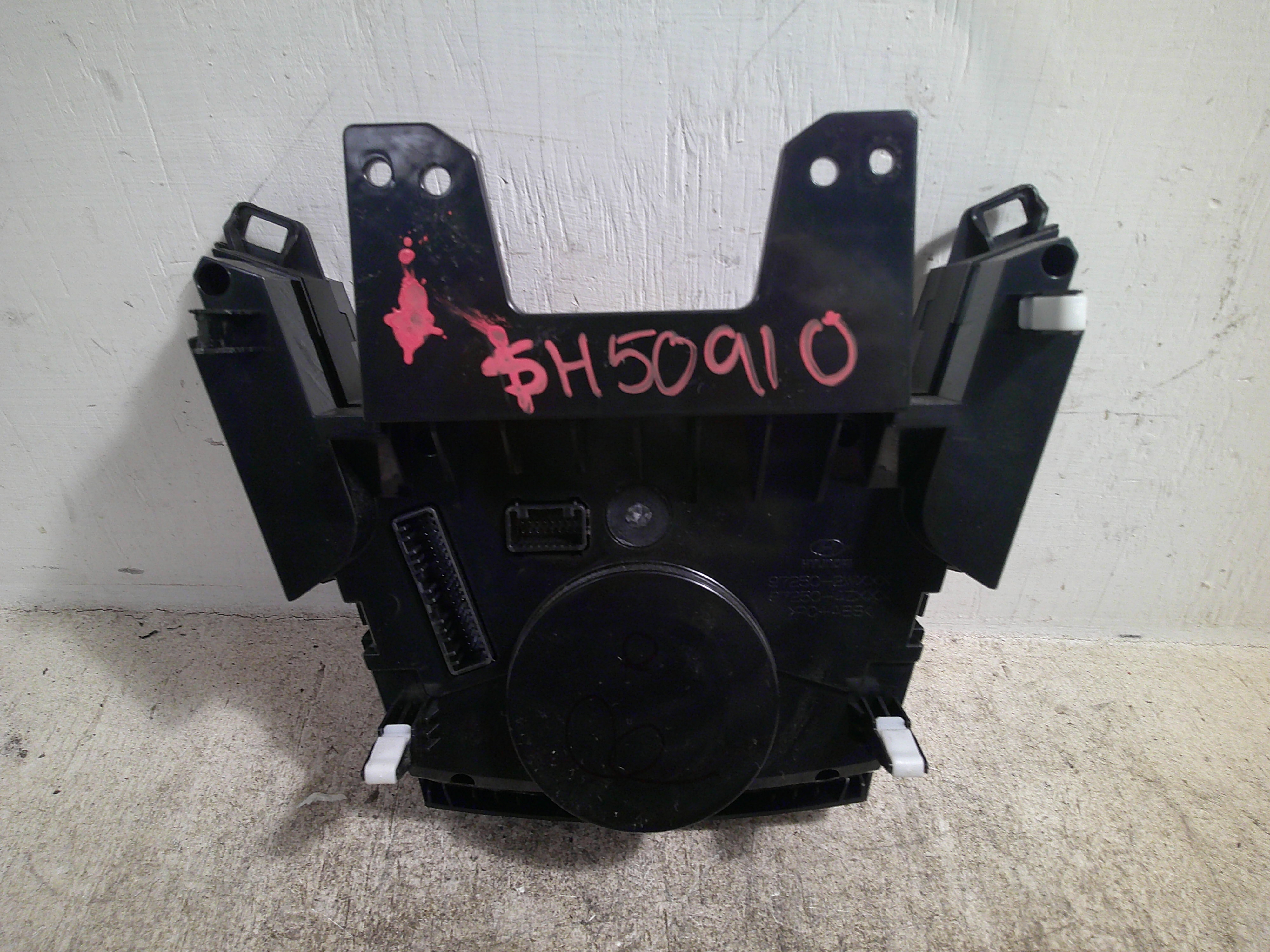 Pre-Owned 17-18 Hyundai Santa Fe Temperature Control OEM LKQ - Verify Specific Vehicle Fitment In Description - (Good)