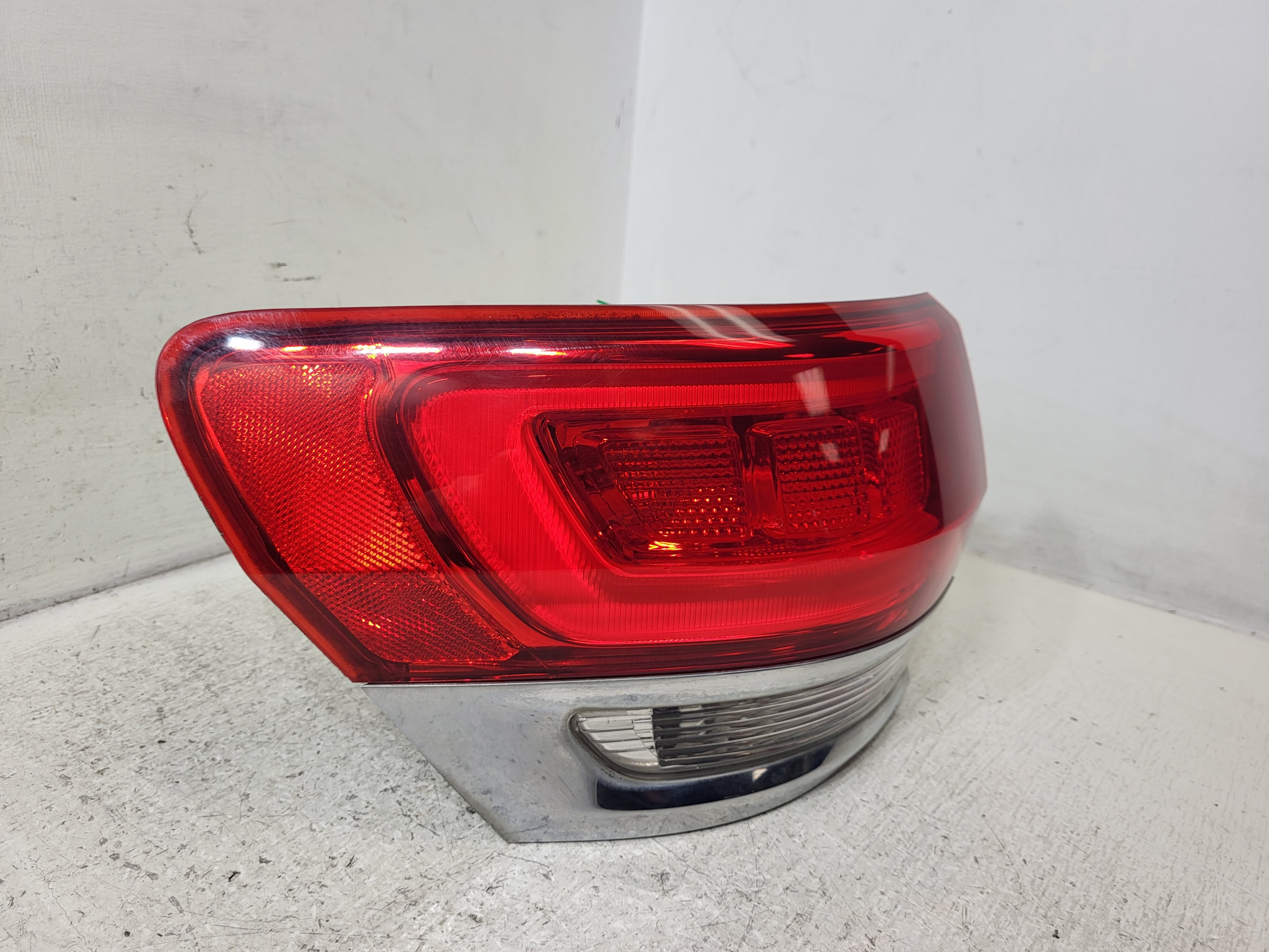 Pre-Owned 2015-2019 Jeep Grand Cherokee Driver Side LH Quarter Mount Tail Light Lamp OEM (Good)