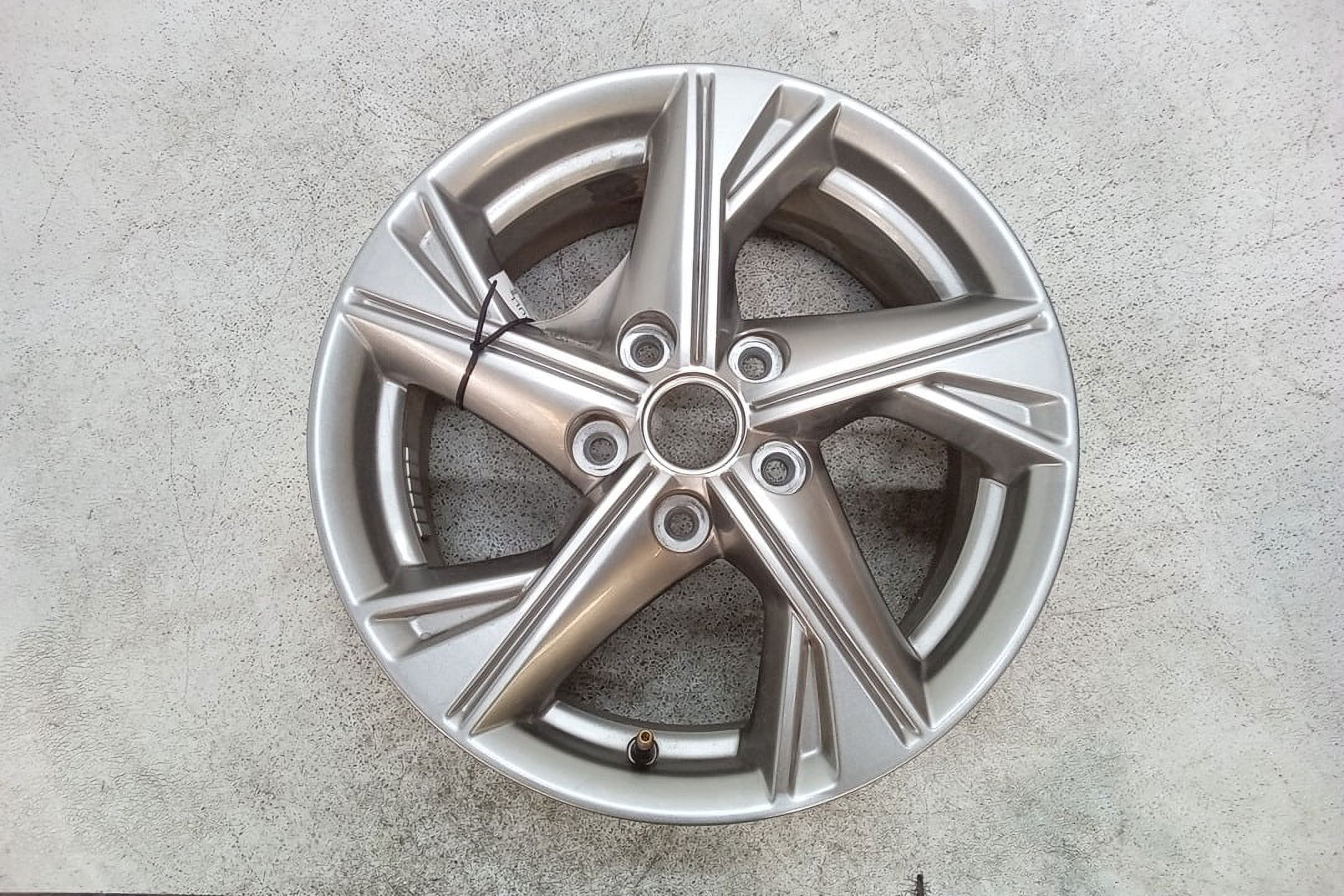Pre-Owned 2022 Hyundai Sonata 16X6.5 Wheel Single Rim 5 Spokes 52910L0110 OEM (Good)
