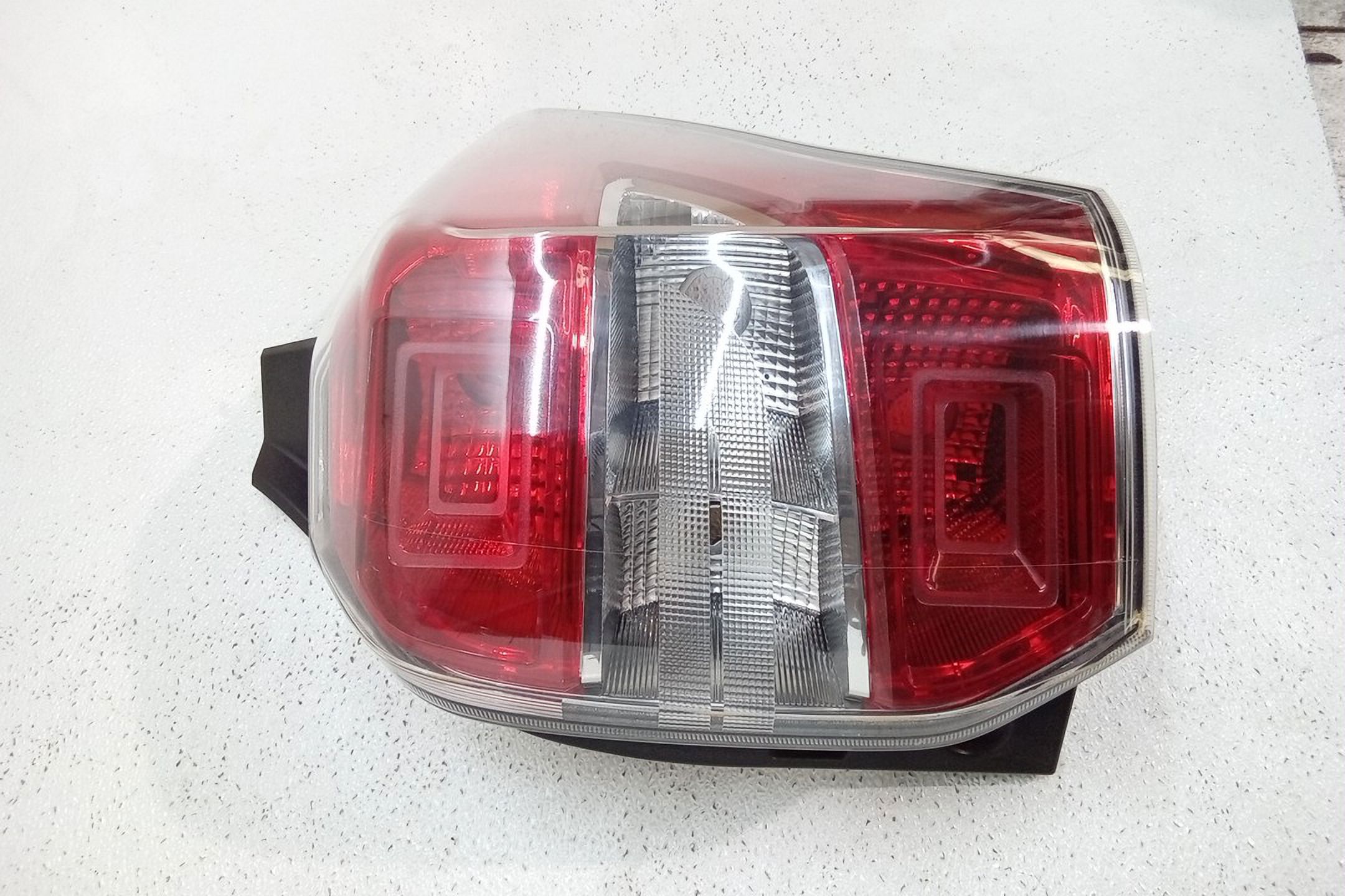 Pre-Owned 2014 Subaru Forester Passenger Side Tail Light Assembly RH OEM (Good)