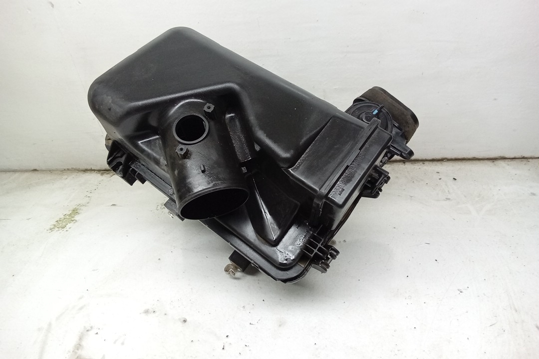Pre-Owned 06 2006 Toyota Sienna Air Cleaner Intake 3.3L OEM (Good)
