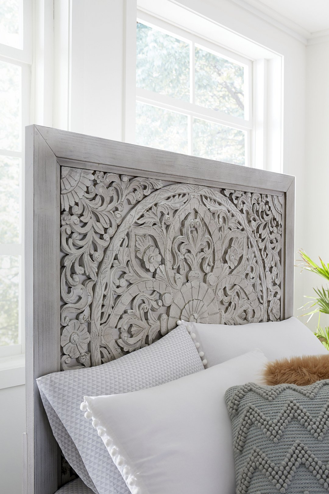 Modus Boho Chic 5 PC Queen Bedroom Set w 2 Nightstand in Washed White