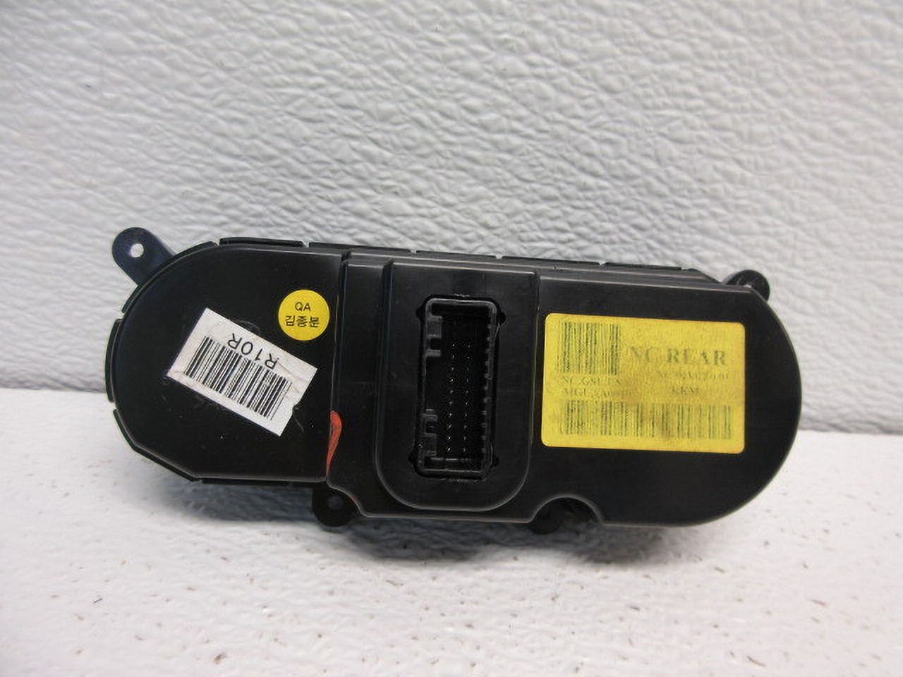 Pre-Owned 13-19 Hyundai Santa Fe Rear RH Quarter Mounted Temperature Control Unit OEM LKQ (Good)