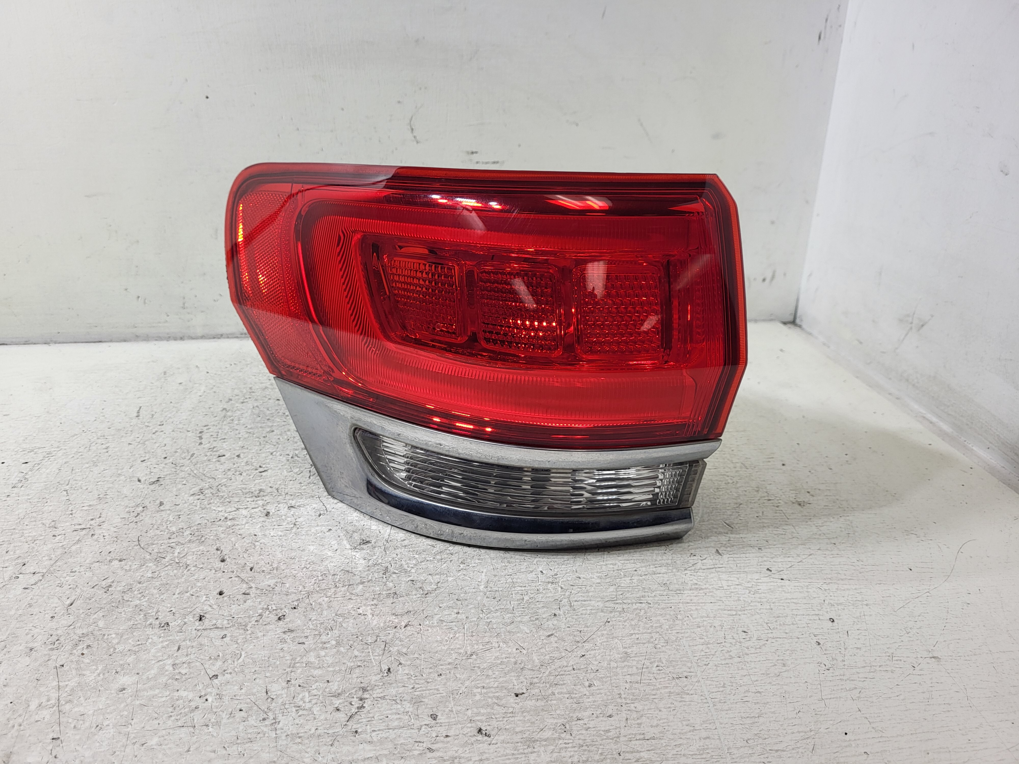 Pre-Owned 2015-2019 Jeep Grand Cherokee Driver Side LH Quarter Mount Tail Light Lamp OEM (Good)