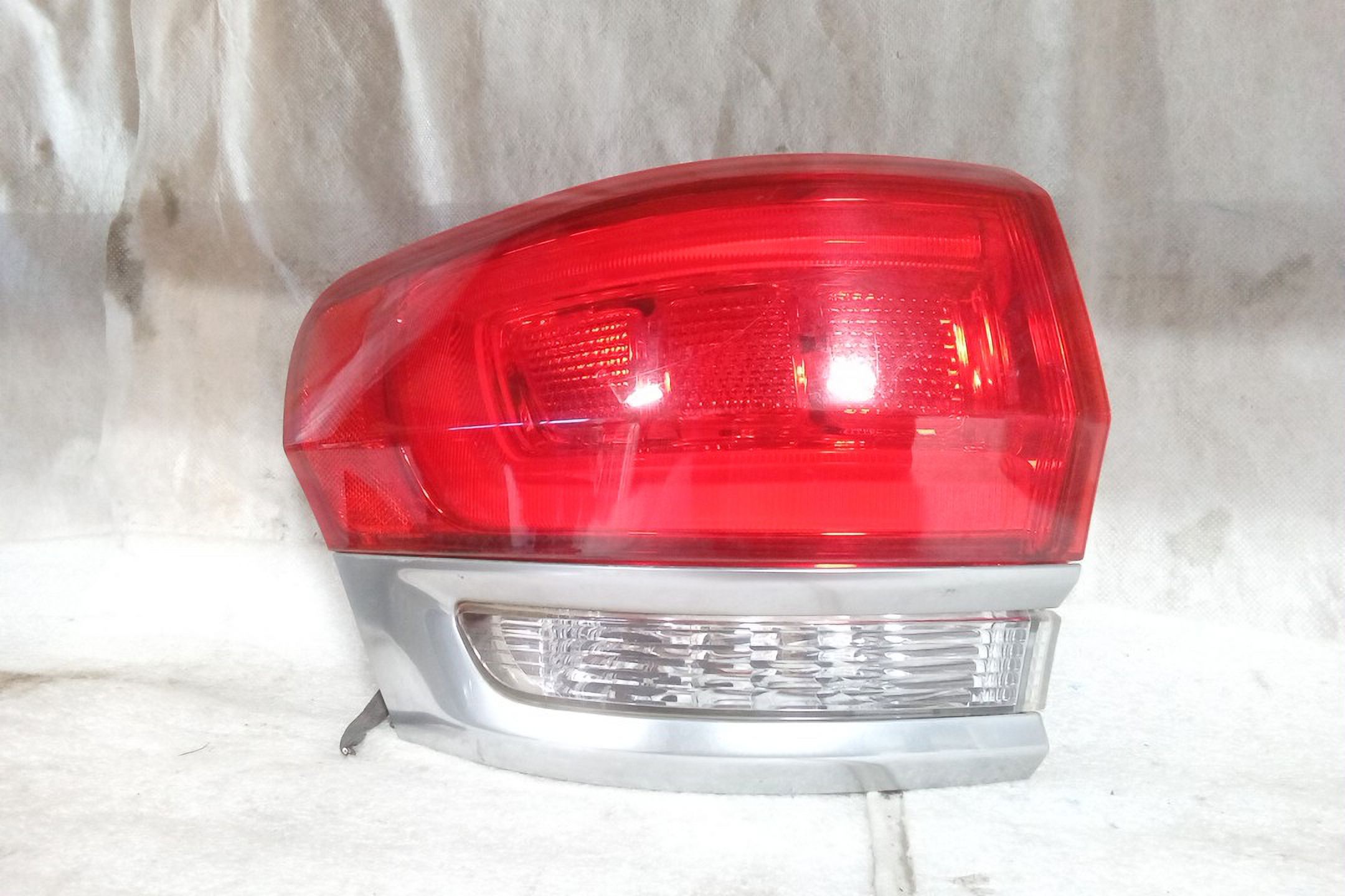 Pre-Owned 2018 Jeep Grand Cherokee Driver Side Quarter Mounted Chrome Tail Lamp OEM LKQ (Good)