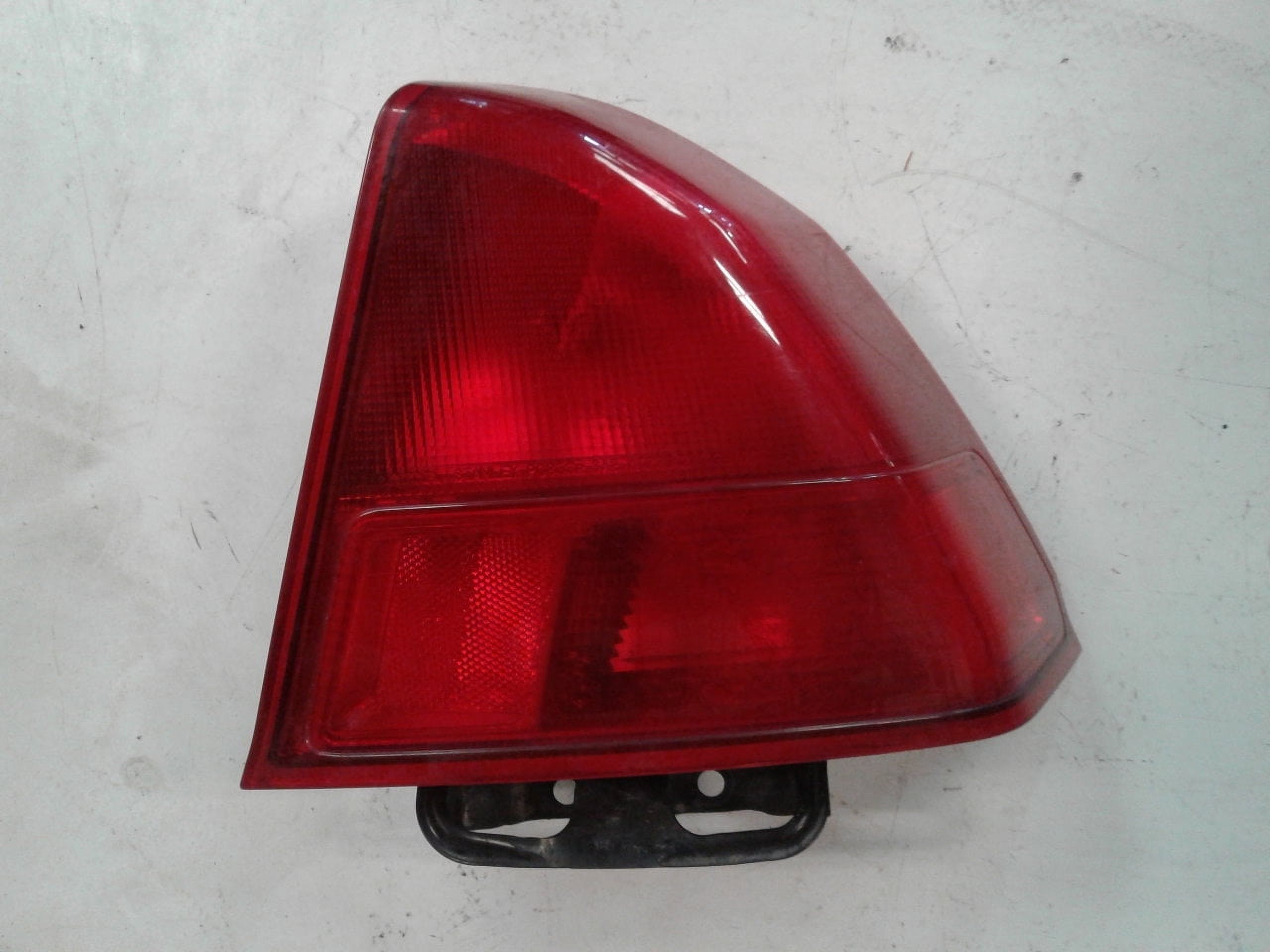 Pre-Owned 2002 Honda Civic Tail Light Assembly Passenger Side RH OEM (Good)