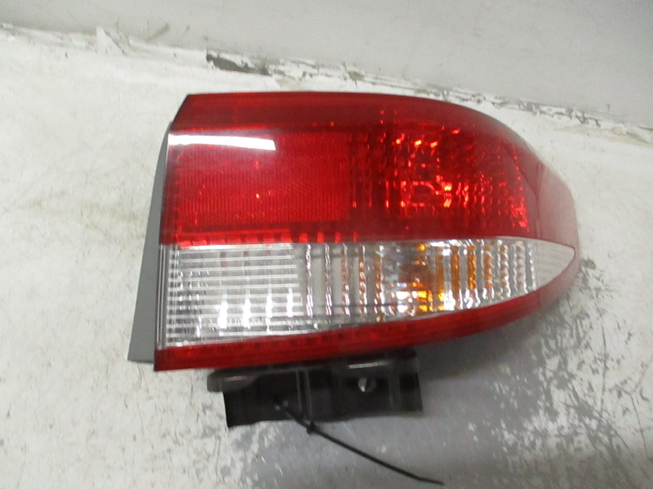 Pre-Owned 2003-2004 Honda Accord Passenger RH Tail Light Lamp OEM (Good)