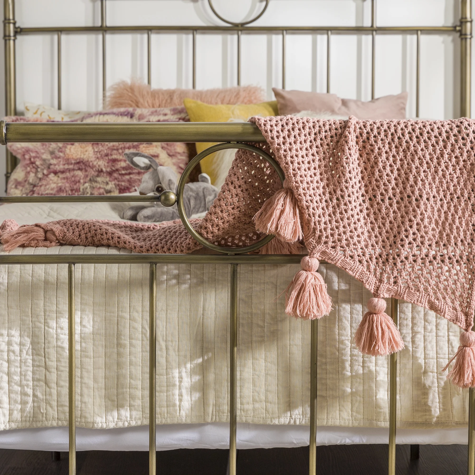 Walker Edison Scarlett Boho Farmhouse Antiqued Bronze Metal Pipe Queen Bed, Bronze