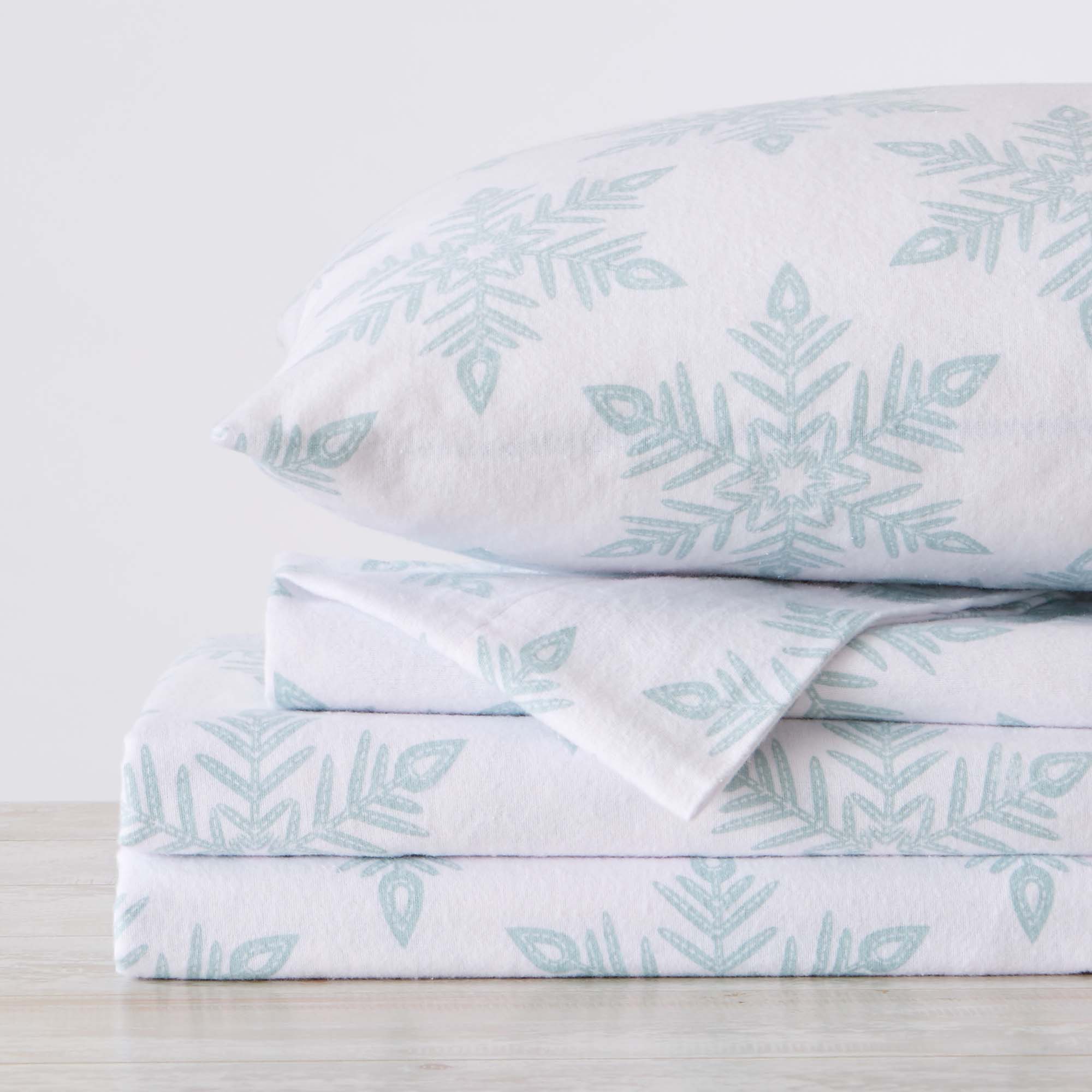 Great Bay Home Turkish Cotton Printed Flannel Sheet Set  (Queen, Snowflake - Simple White)