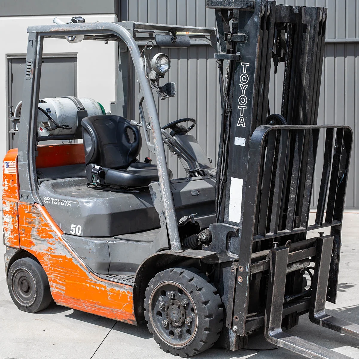 Universal Forklift Seat Replacement Seat Seatbelt Cat, Clark, Komatsu, Nissan, Yale, Toyota, Hyster -Black