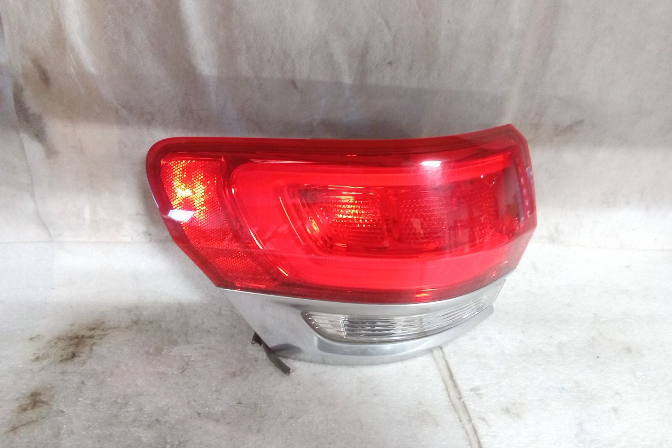 Pre-Owned 2018 Jeep Grand Cherokee Driver Side Quarter Mounted Chrome Tail Lamp OEM LKQ (Good)