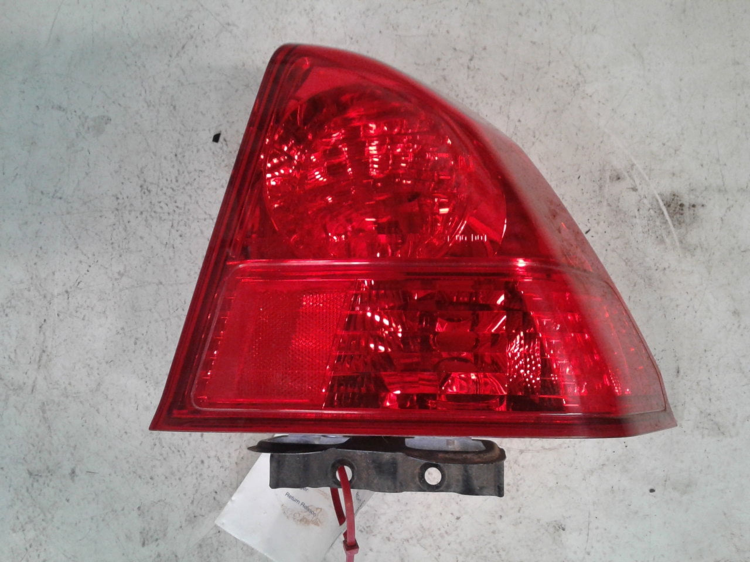 Pre-Owned 2004 Honda Civic Tail Light Assembly Passenger Side RH OEM (Good)