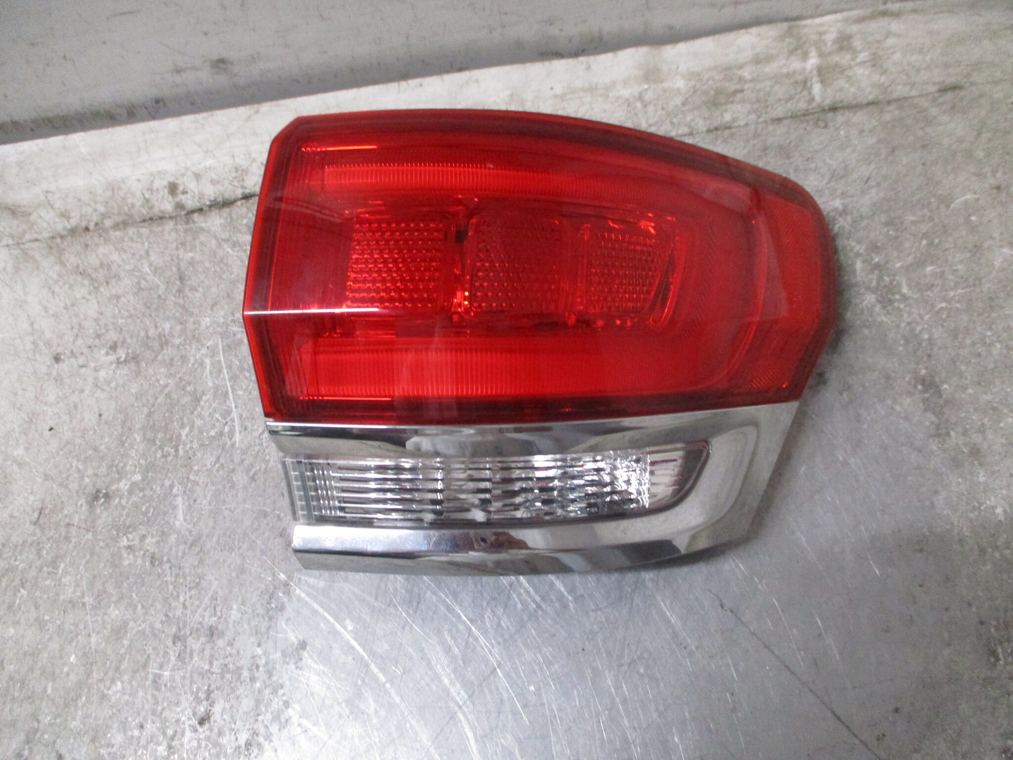 Pre-Owned 2015-2019 Jeep Grand Cherokee Passenger RH Tail Light Lamp OEM (Good)