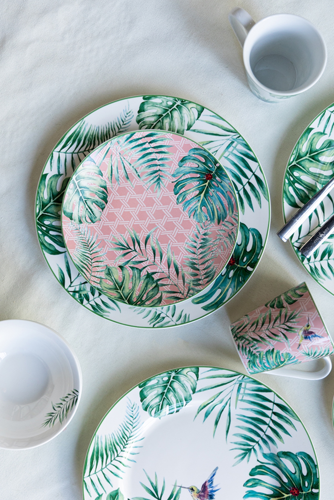 CC Home Furnishings Botanical Design with a Bird Round Dinner Plates - 10