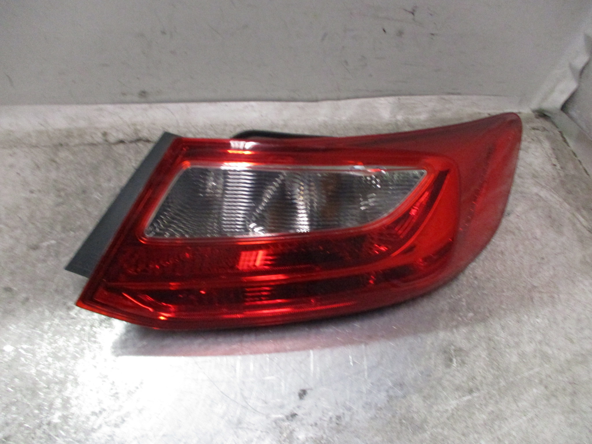 Pre-Owned 2013-2015 Honda Accord Passenger RH Tail Light Lamp OEM (Good)