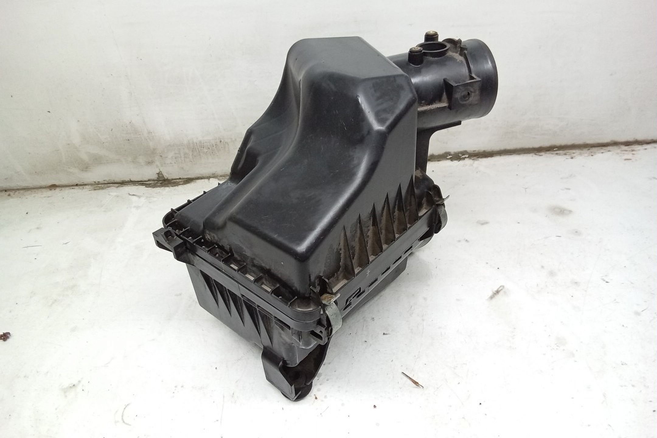 Pre-Owned 11 2011 Honda CRV Air Cleaner Intake 2.4L OEM (Good)