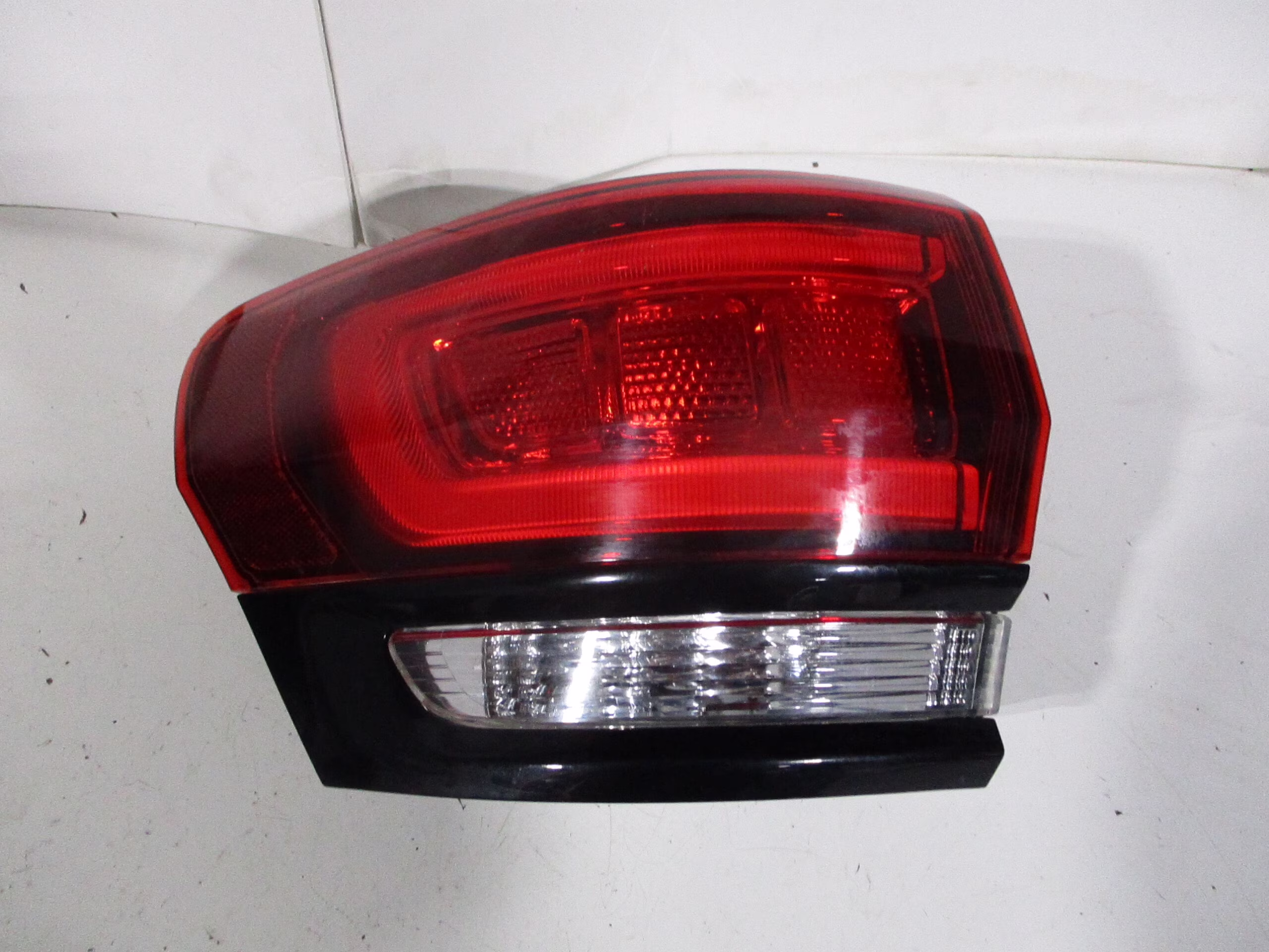 Pre-Owned 15-20 Jeep Grand Cherokee Driver LH Quarter Mount Tail Lamp OEM LKQ (Good)