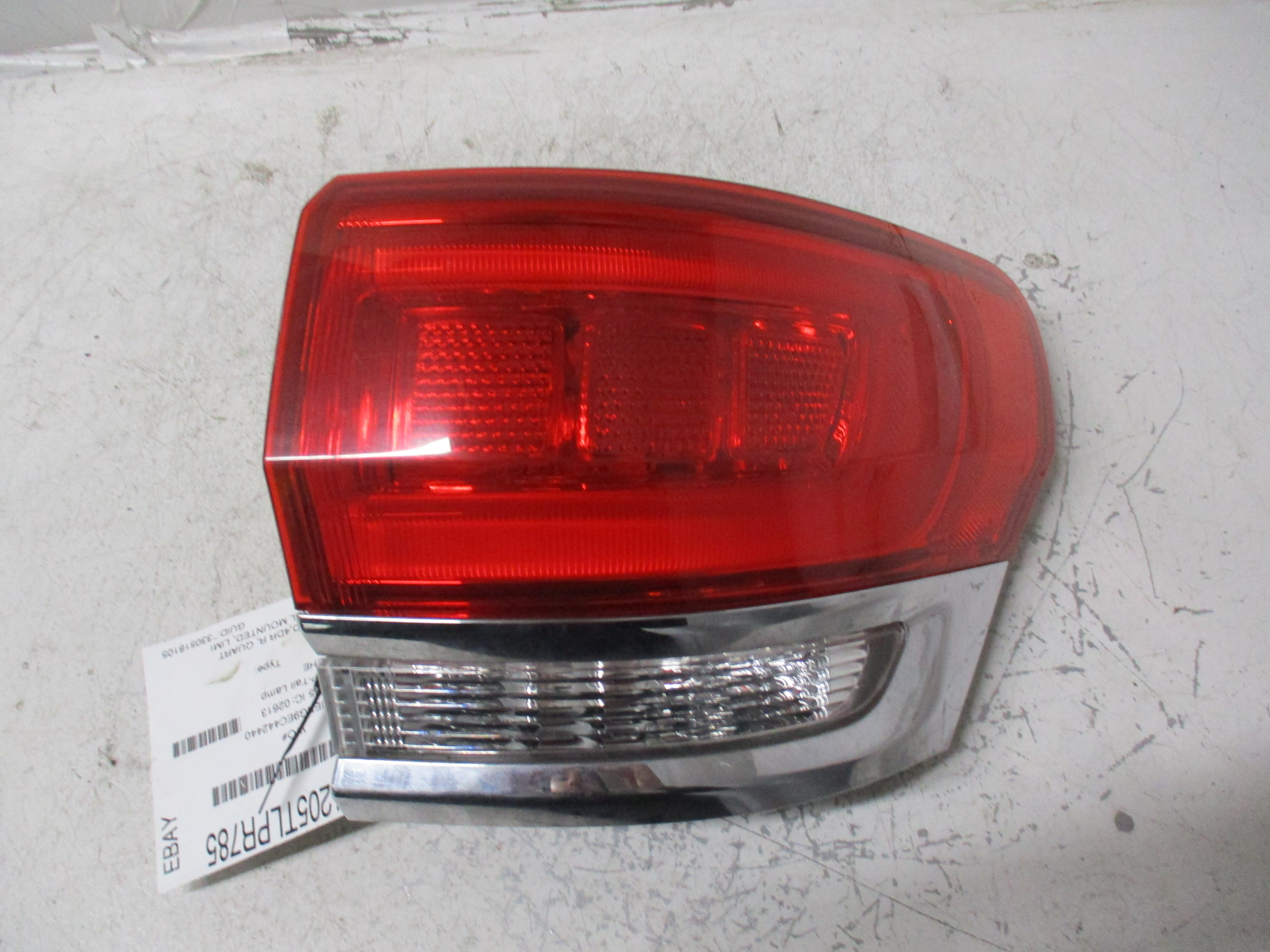 Pre-Owned 2014 Jeep Grand Cherokee Passenger RH Tail Light Lamp OEM (Good)