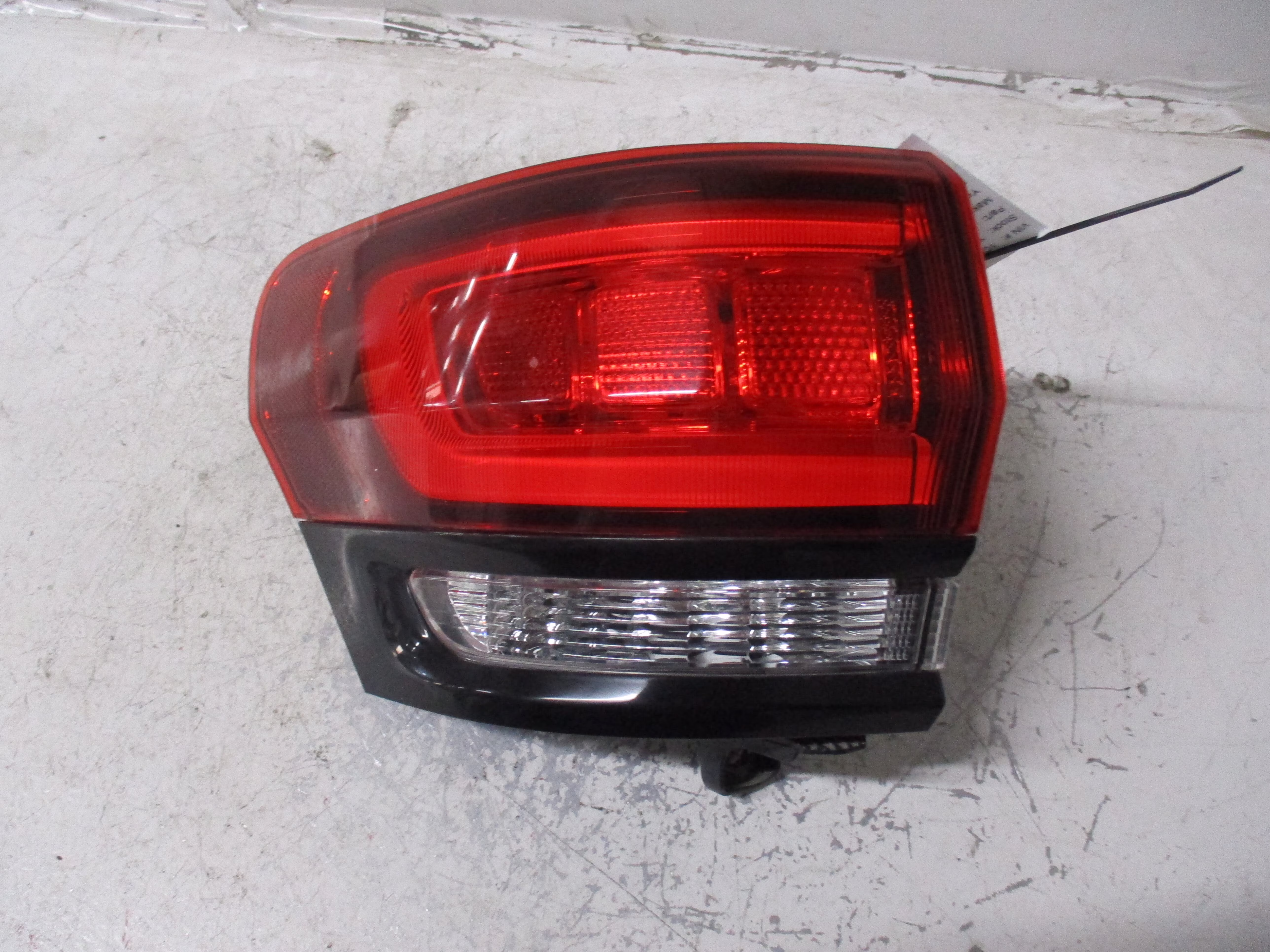Pre-Owned 2015-2020 Jeep Grand Cherokee Driver LH Tail Light Lamp OEM (Good)