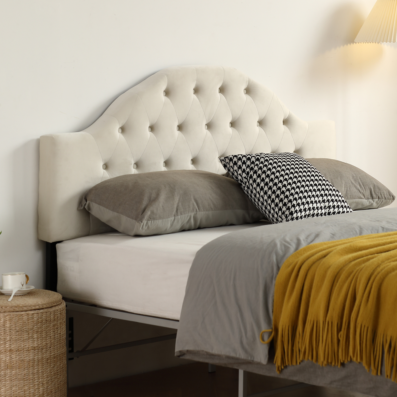 BMTBUY European Style Curved Buckle Decoration Iron Frame Soft Bag Queen Headboard White