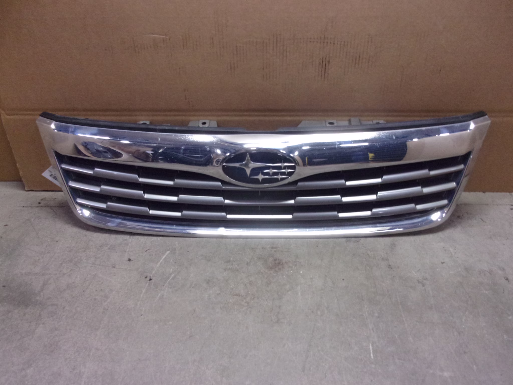 Pre-Owned 2009-2010 Subaru Forester Upper Grille Assembly OEM (Good)