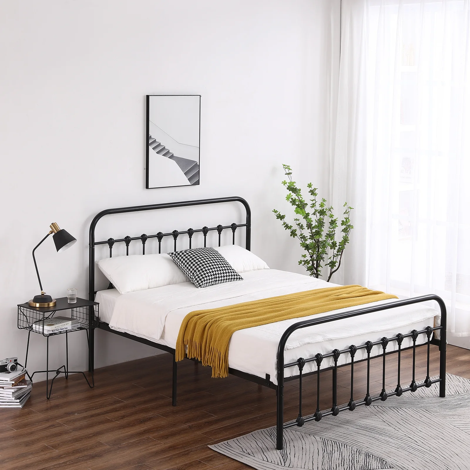 Queen Size Curved Frame Bed Head & Foot Iron Tube with Shell Decoration Black