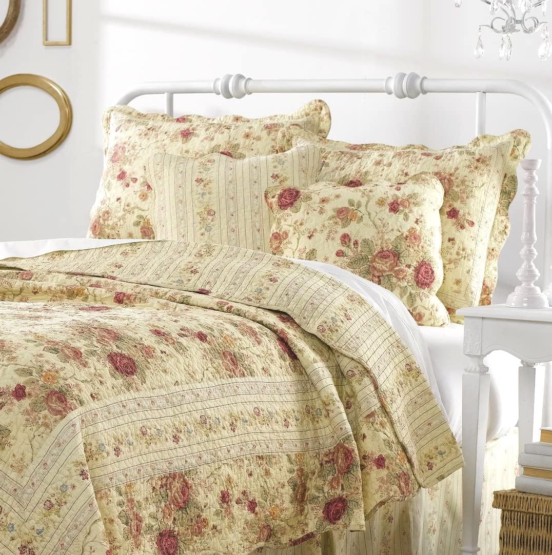 5Pc Chic Shabby Romantic Rose Bedding Quilt Set King/Cal King - Includes Bed Sheet Grippers Straps