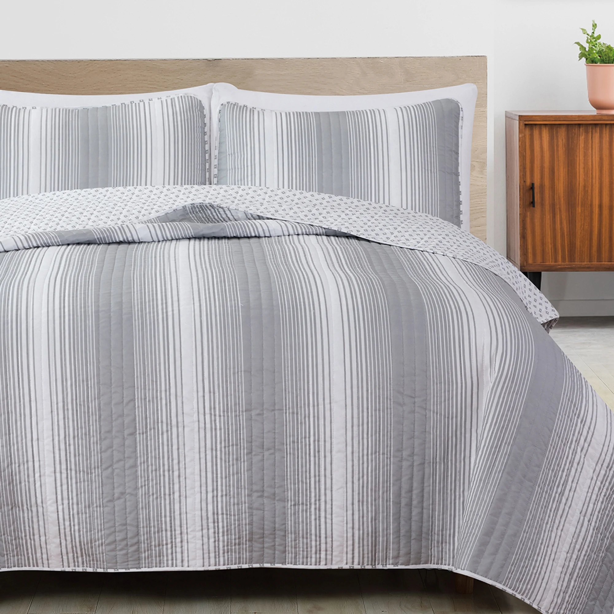 Great Bay Home Stripe Reversible Reversible Quilt Set With Shams  (Full / Queen, Everette - Grey)