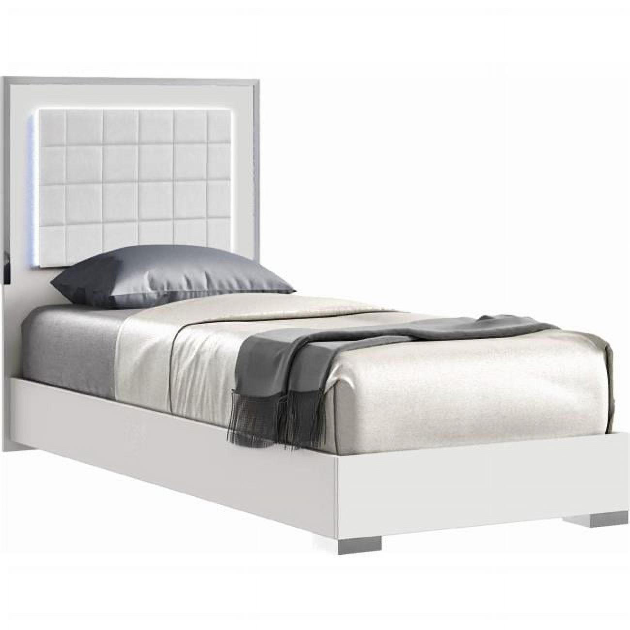 J & M Furniture 15545-F 58 x 78 x 51 in. Alice Full Size Bed, White