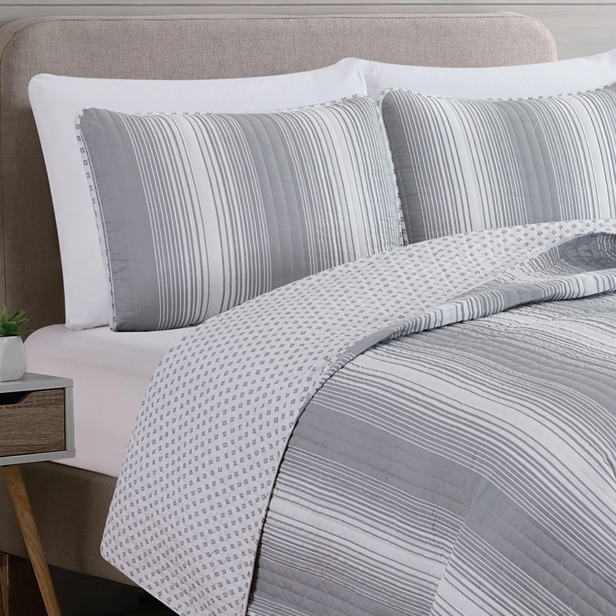 Great Bay Home Stripe Reversible Reversible Quilt Set With Shams  (Full / Queen, Everette - Grey)