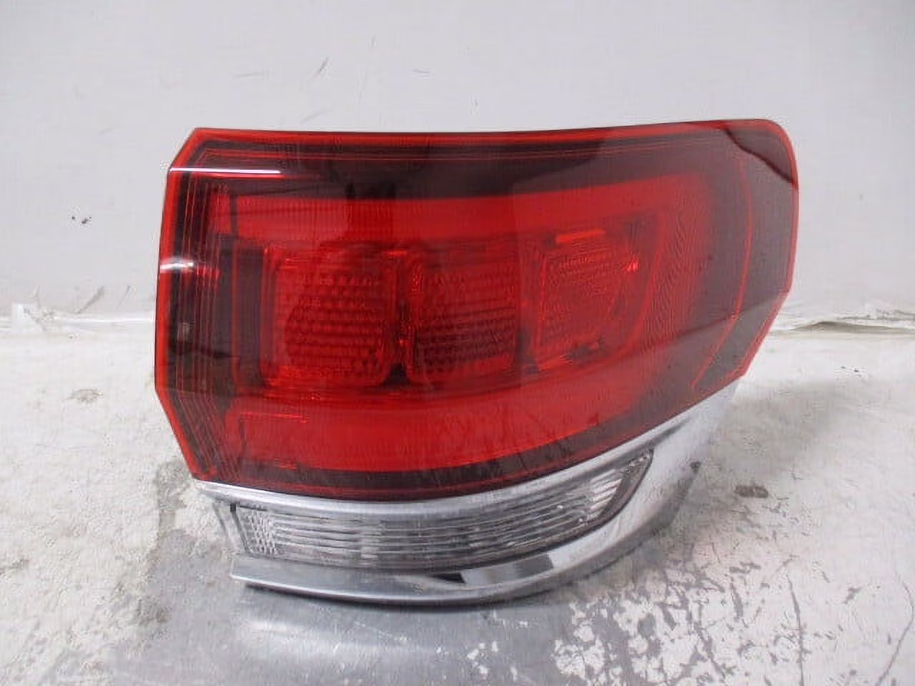Pre-Owned 2020 Jeep Grand Cherokee Passenger RH Tail Light Lamp OEM (Good)