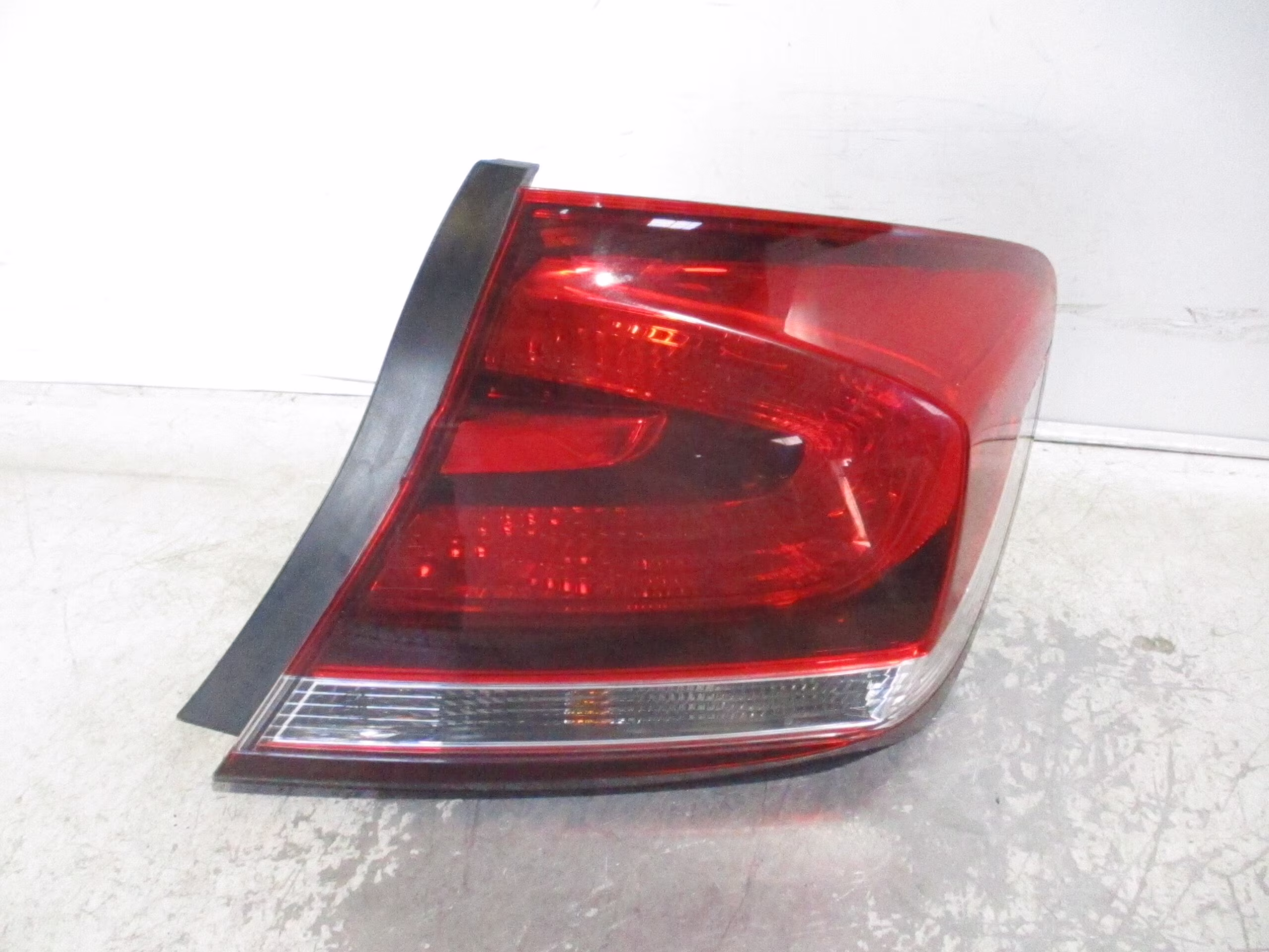 Pre-Owned 2013-2015 Honda Civic Passenger RH Tail Light Lamp OEM (Good)