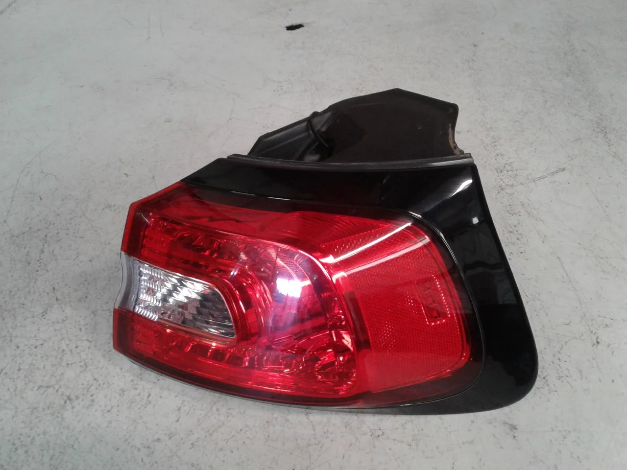 Pre-Owned 2018 Jeep Cherokee Tail Light Assembly Passenger Side RH OEM (Good)