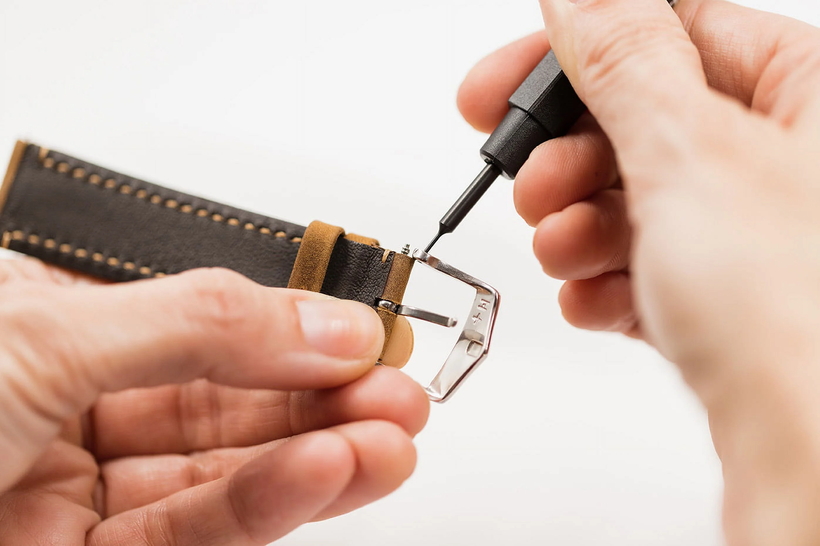 Hirsch Carbon Leather Watch Strap - Black - L - 18mm - Water Resistant