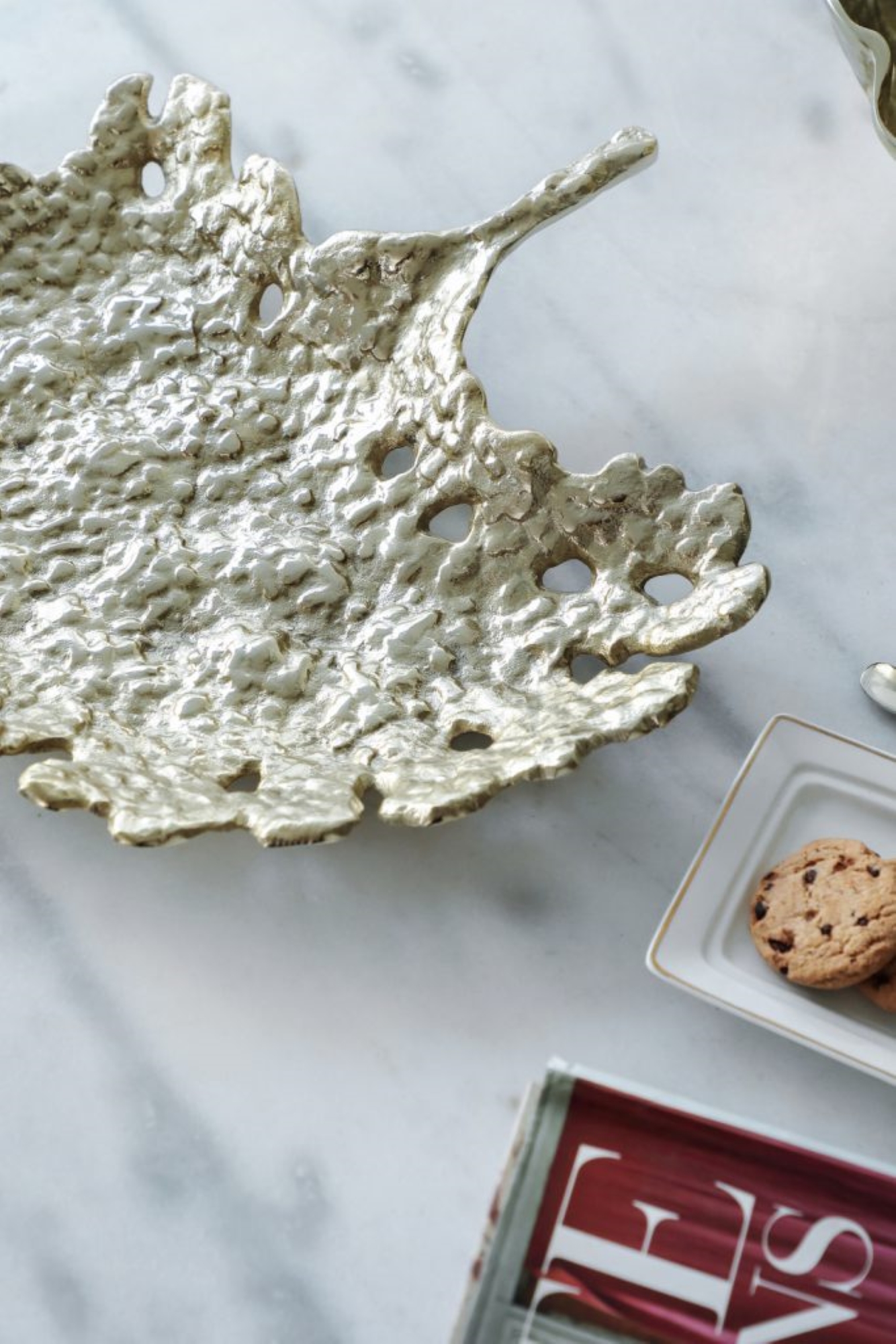 CC Home Furnishings Molded Aluminum Botanical Leaf Plate - 15