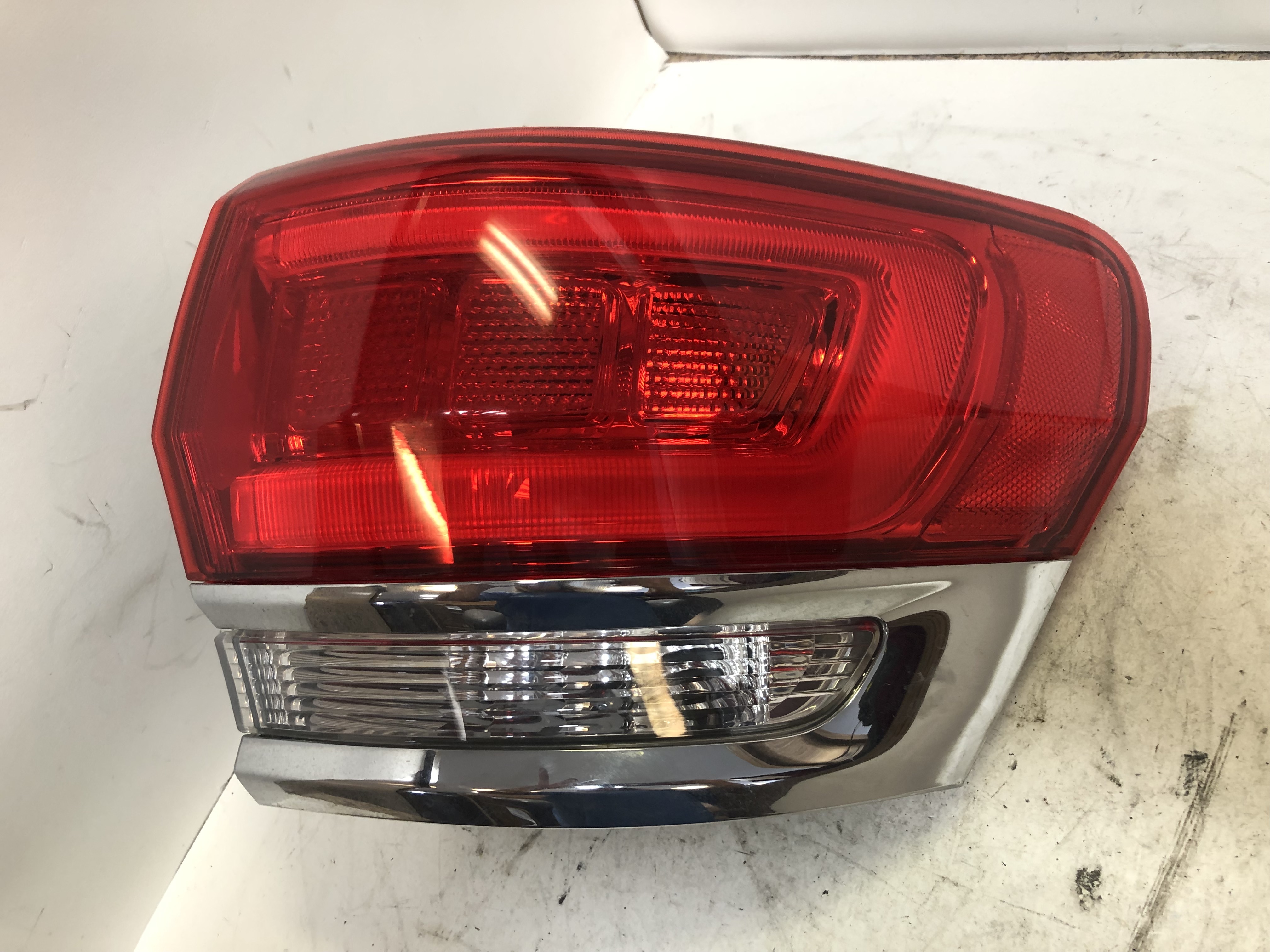 Pre-Owned 15-19 Jeep Grand Cherokee RH Passenger Tail Light Lamp Quarter Mounted OEM LKQ (Good)