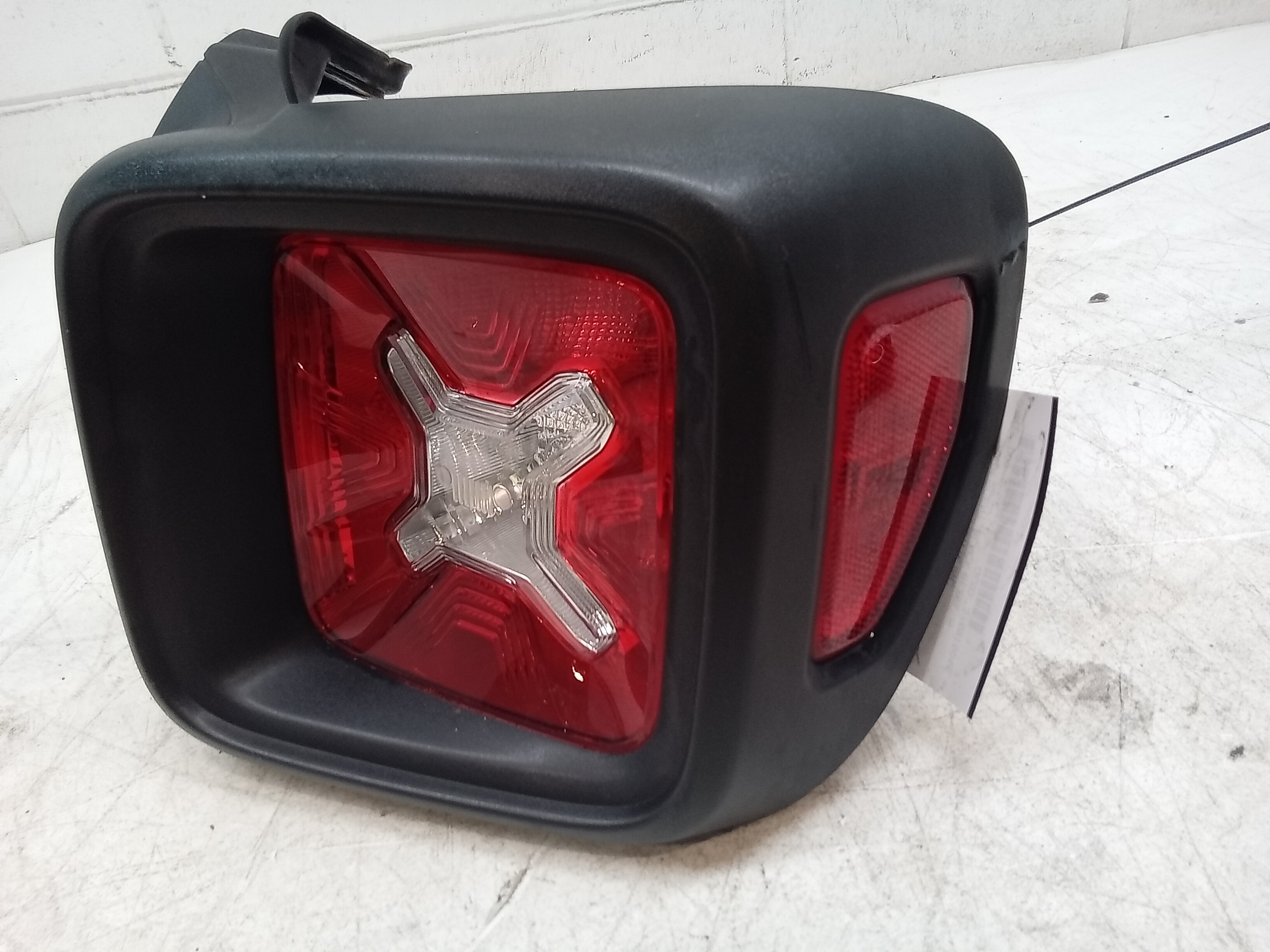 Pre-Owned 20 Jeep Renegade Right Passenger Side Incandescent Tail Light OEM (Good)