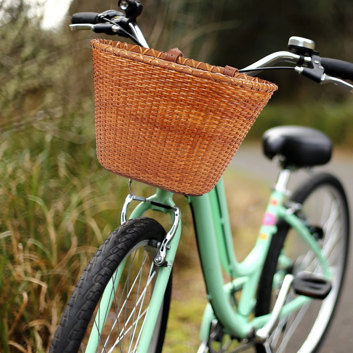 Livoccur Handmade Woven Rattan Bicycle Basket with Adjustable Leather Straps, Retro Style Front Bike Basket, Large
