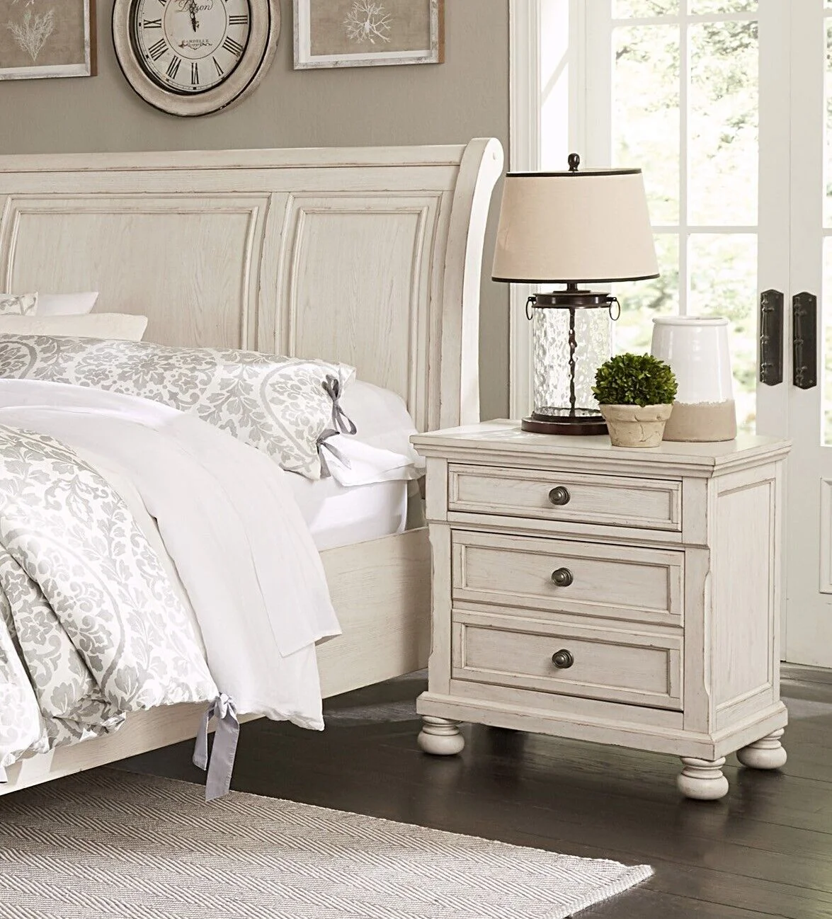 Classic Traditional Design Bedroom Set 3pc Set King Platform Bed and 2x Nightstands Wire-brushed White Finish Wooden Furniture