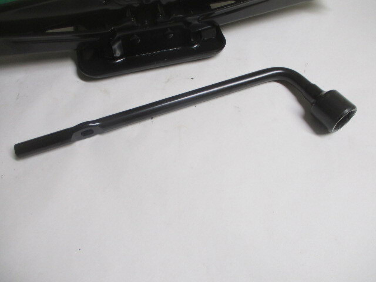 Pre-Owned 2007-2010 Hyundai Santa Fe Veracruz Wheel Tire Jack Assembly w/Tool OEM LKQ (Good)