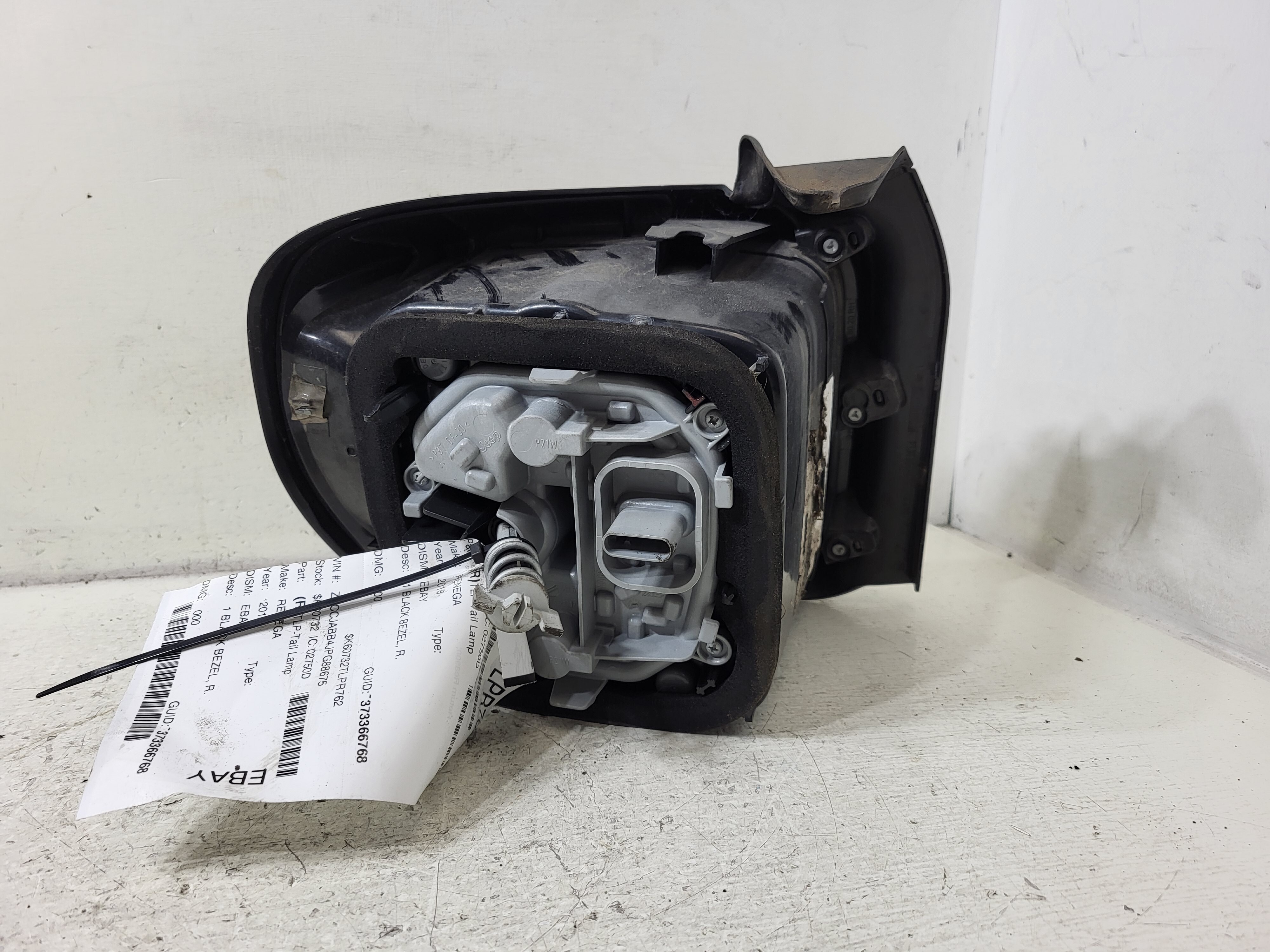 Pre-Owned 2015-2018 Jeep Renegade Passenger Side RH Tail Light Lamp OEM LKQ (Good)